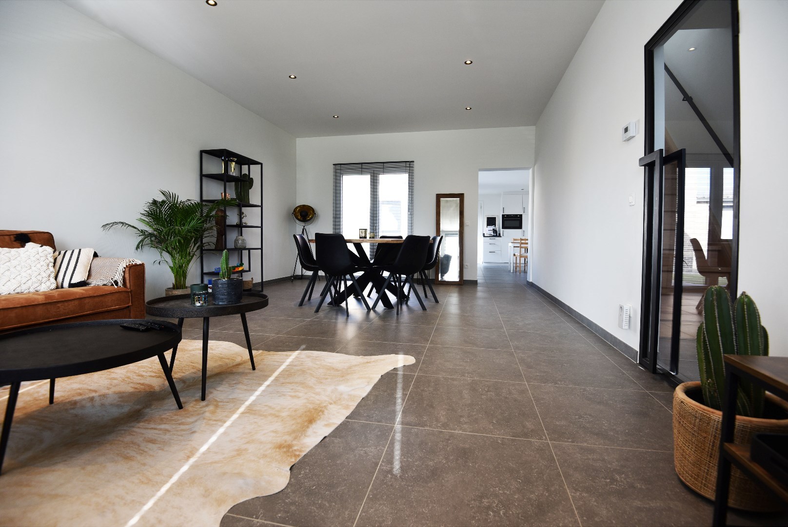 Gerenoveerde open bebouwing met 3 slaapkamers, terras en garage 