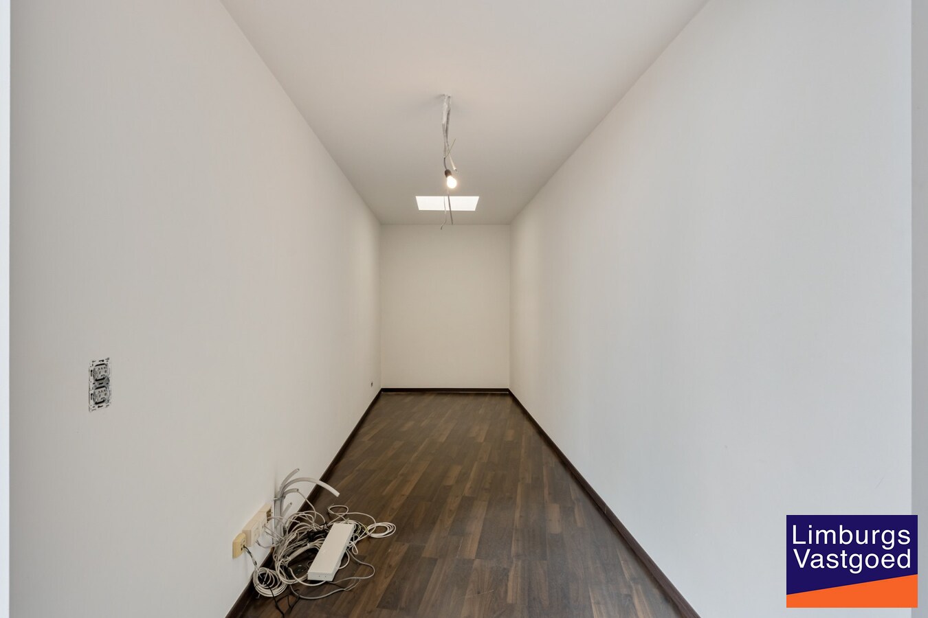 Handelspand, 150m², met 1-slaapkamerappartement op topligging in het centrum 