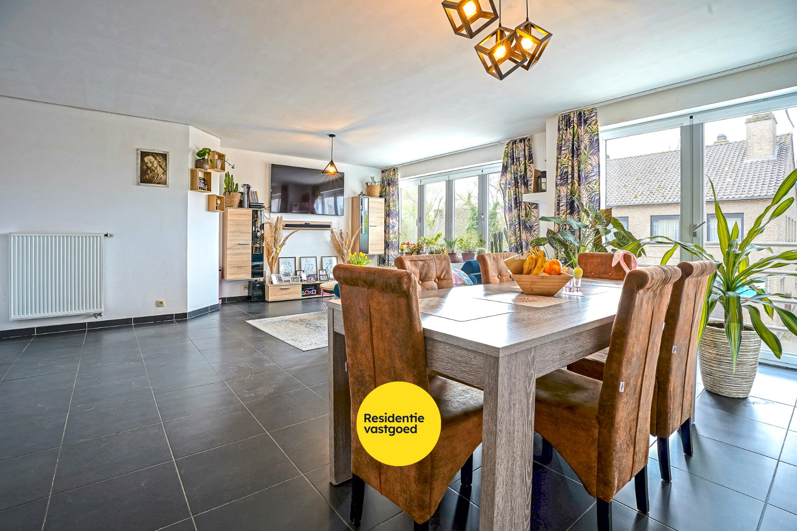 Recent appartement met privatieve tuin (346m²)  en ruim terras (40m²) in het centrum van Woumen! 