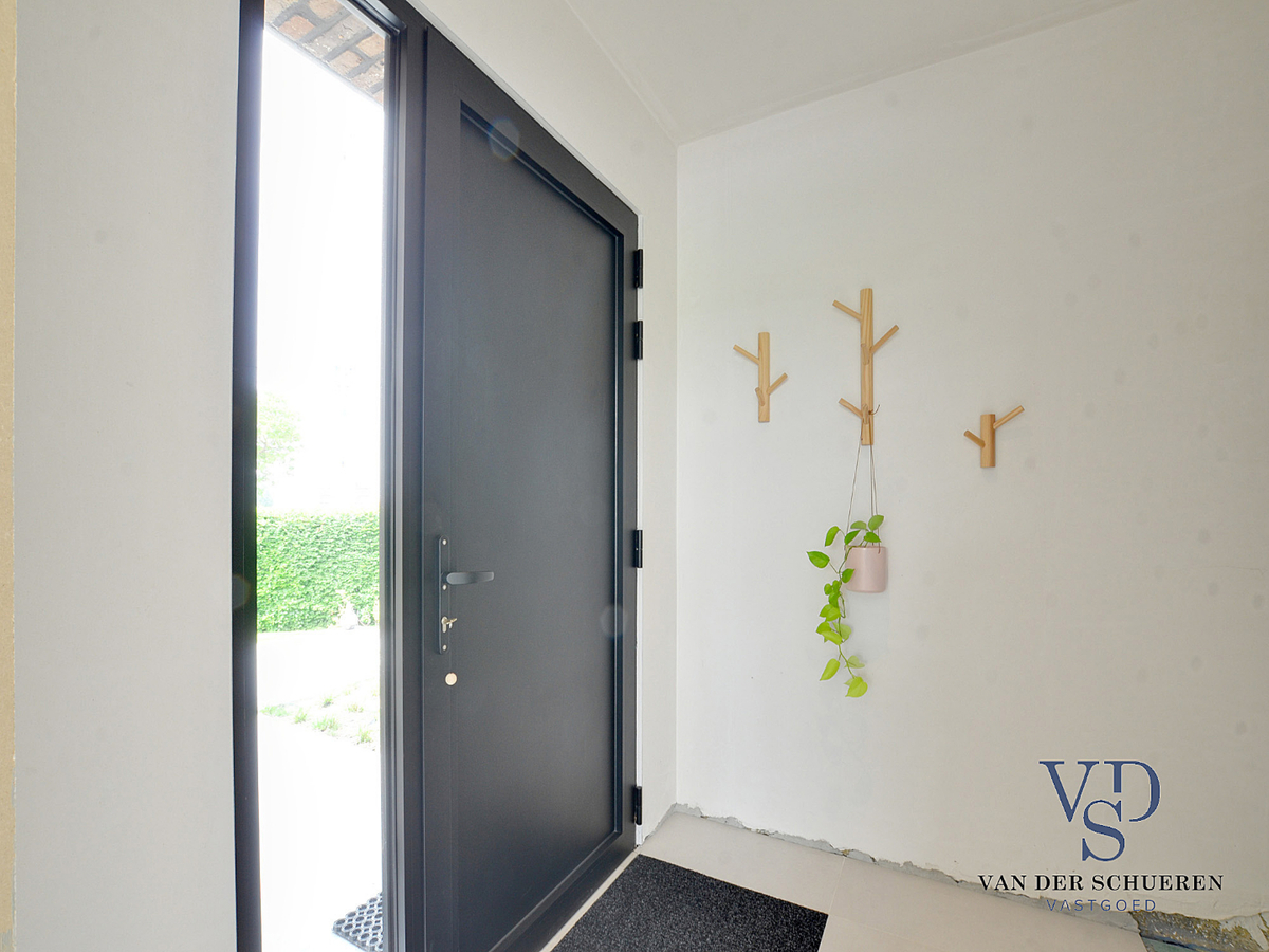 Exceptioneel gelegen, eigentijdse bungalow-villa. 