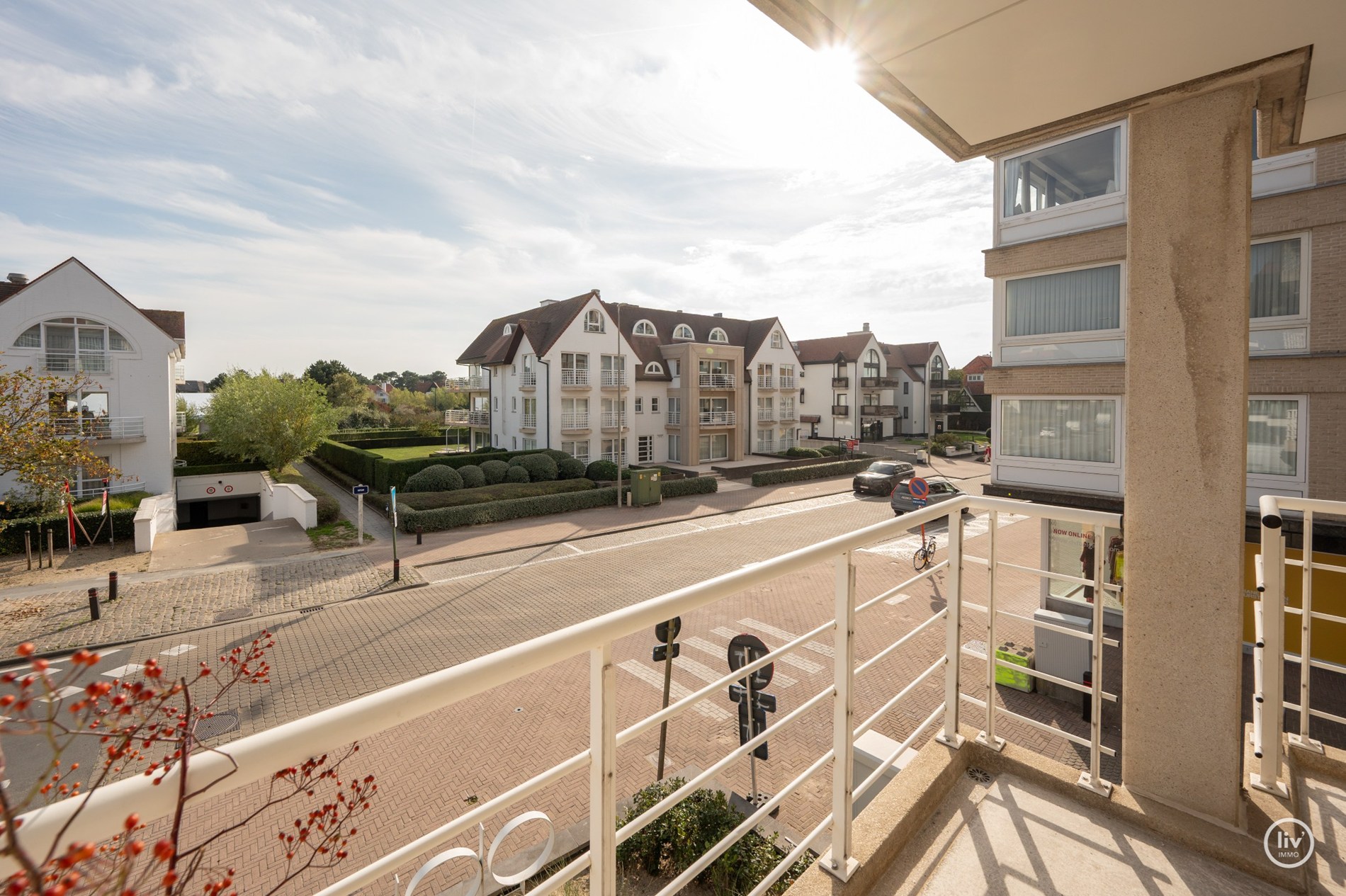 Volledig en subliem gerenoveerd zuid-west georiënteerd hoekappartement in een prestigieuze villaresidentie in het hart van het Zoute. 