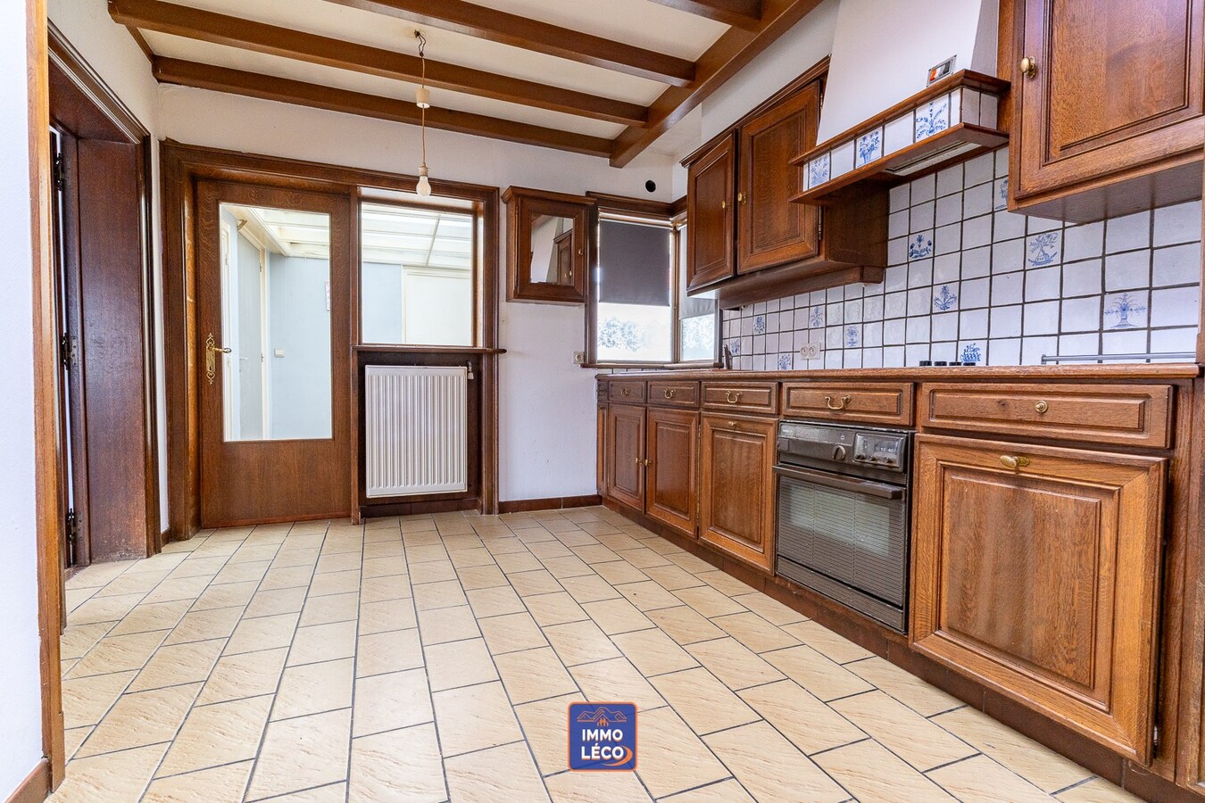 Maison à rénover offrant un excellent potentiel et de beaux volumes, avec garage. 