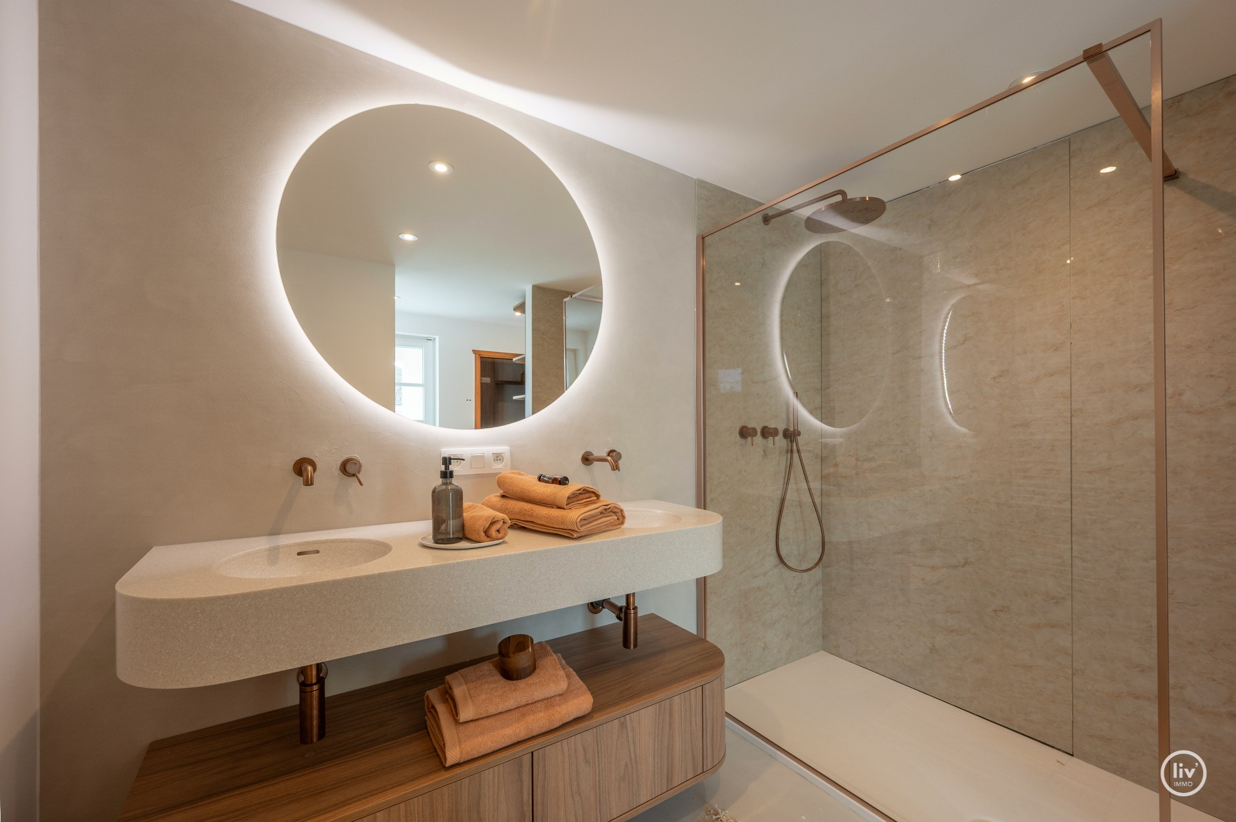 Exclusief gerenoveerde villa op een absolute toplocatie in de Jozef Nellenslaan te Knokke. 