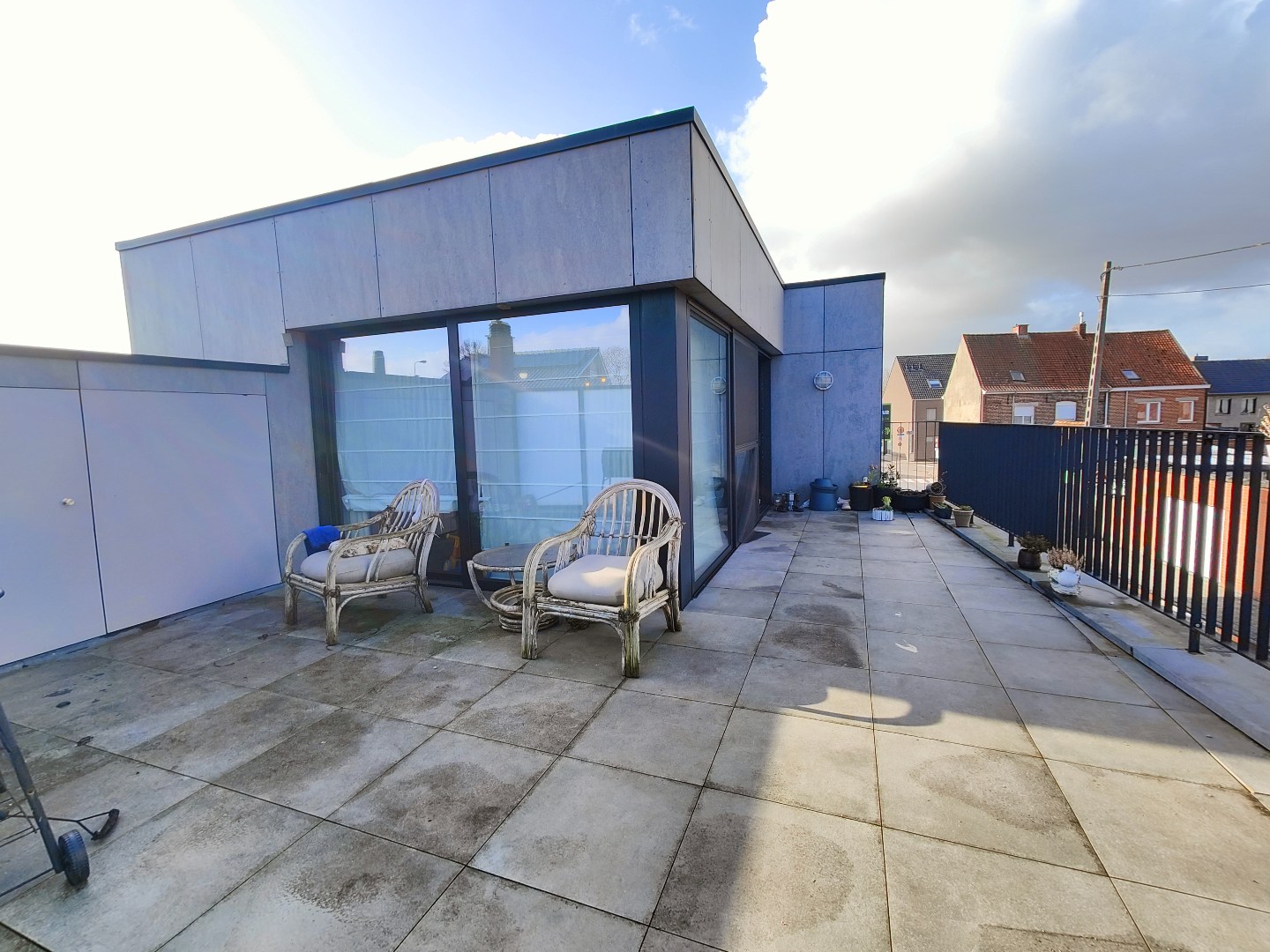 Recent appartement op het 1e verdiep met ruim terras en garage 