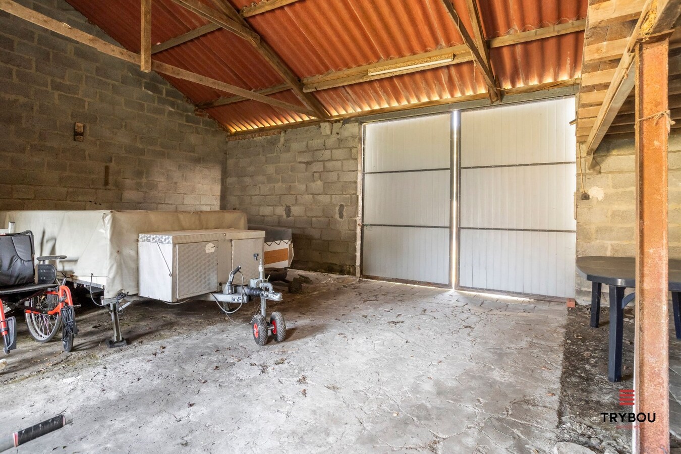 Centraal gelegen, halfopen woning met loods op perceel van 625m² 