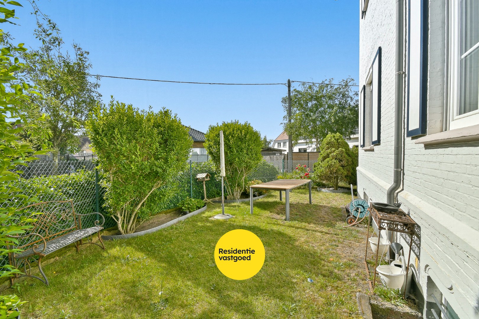 Instapklaar gelijkvloers appartement met privatieve toegang, garage, zonnige tuin en terras nabij zee 
