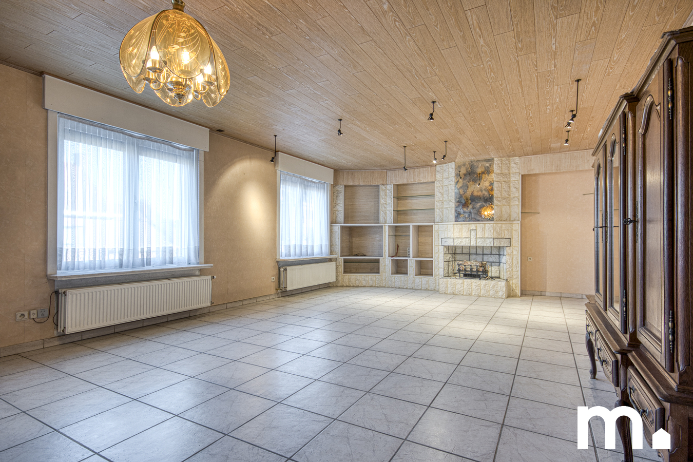 Veelzijdig handelshuis met ruime woonst van 433 m², privétuin en magazijn van 135m² te Oostrozebeke 