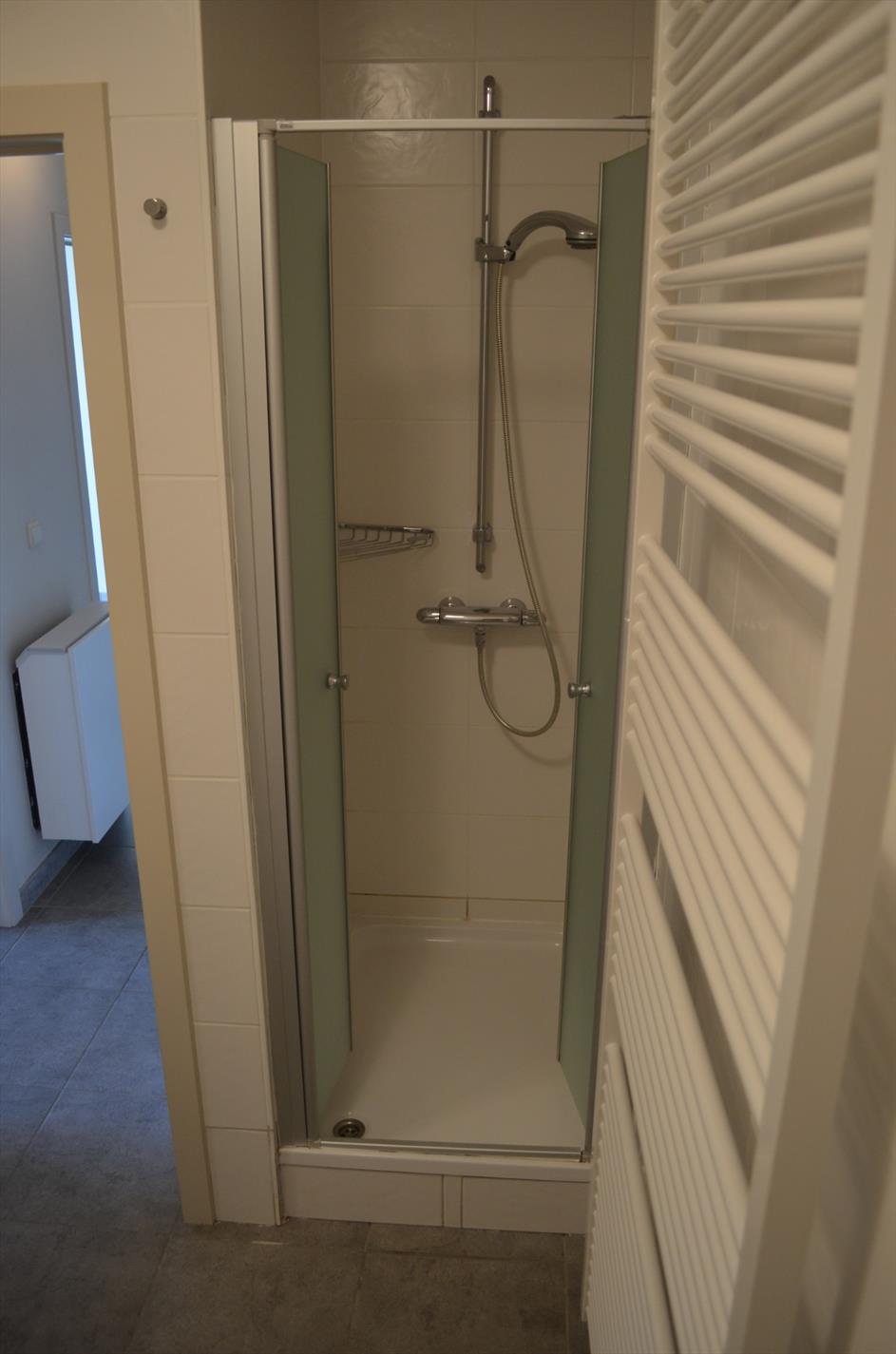 Recent app. met 2 slpks en garage te Lovendegem 