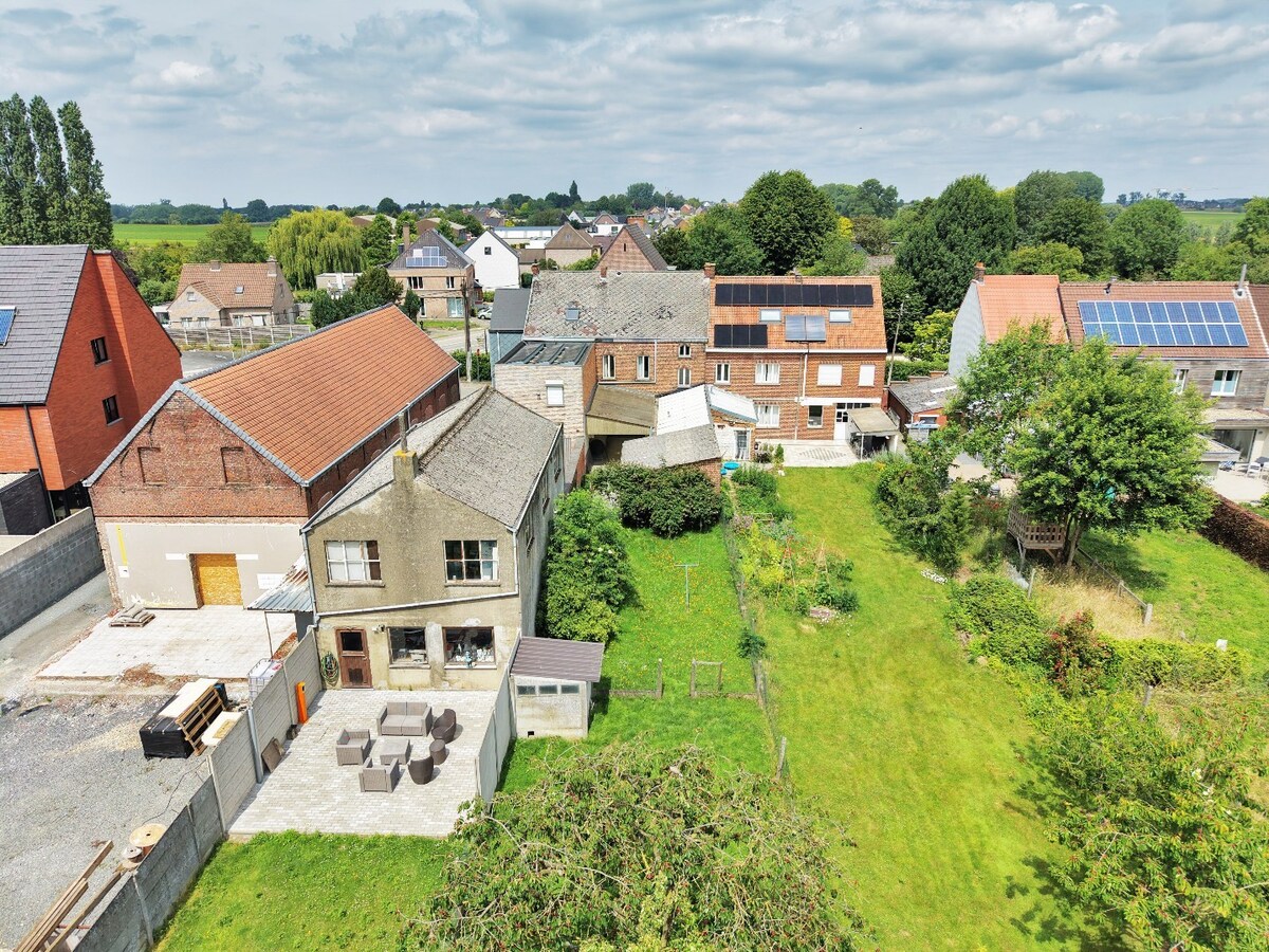 Ruime, te renoveren woning met veel potentieel te Erwetegem 