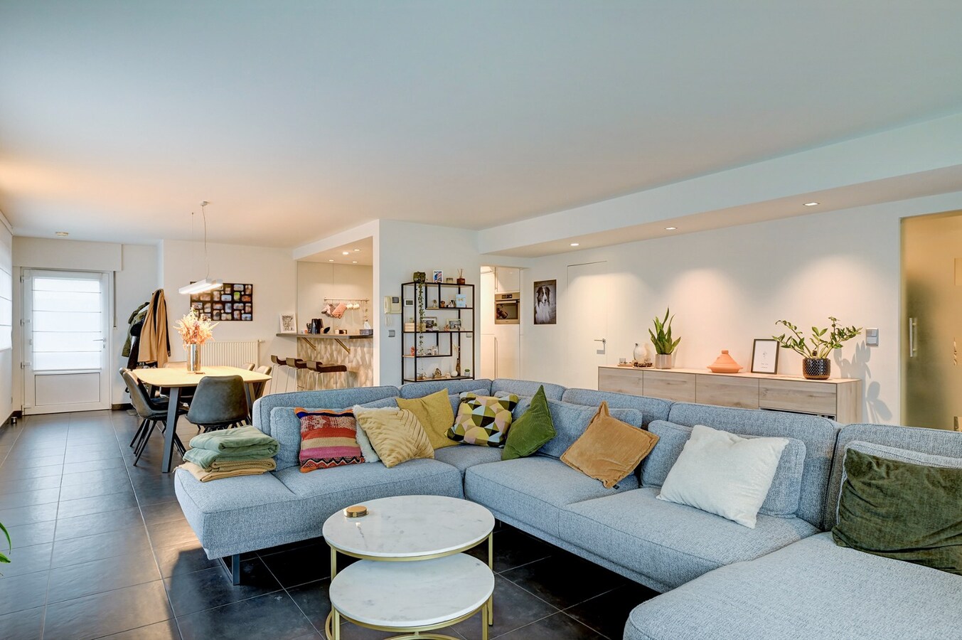 Ruim, centraal gelegen appartement met twee slaapkamers en staanplaats 