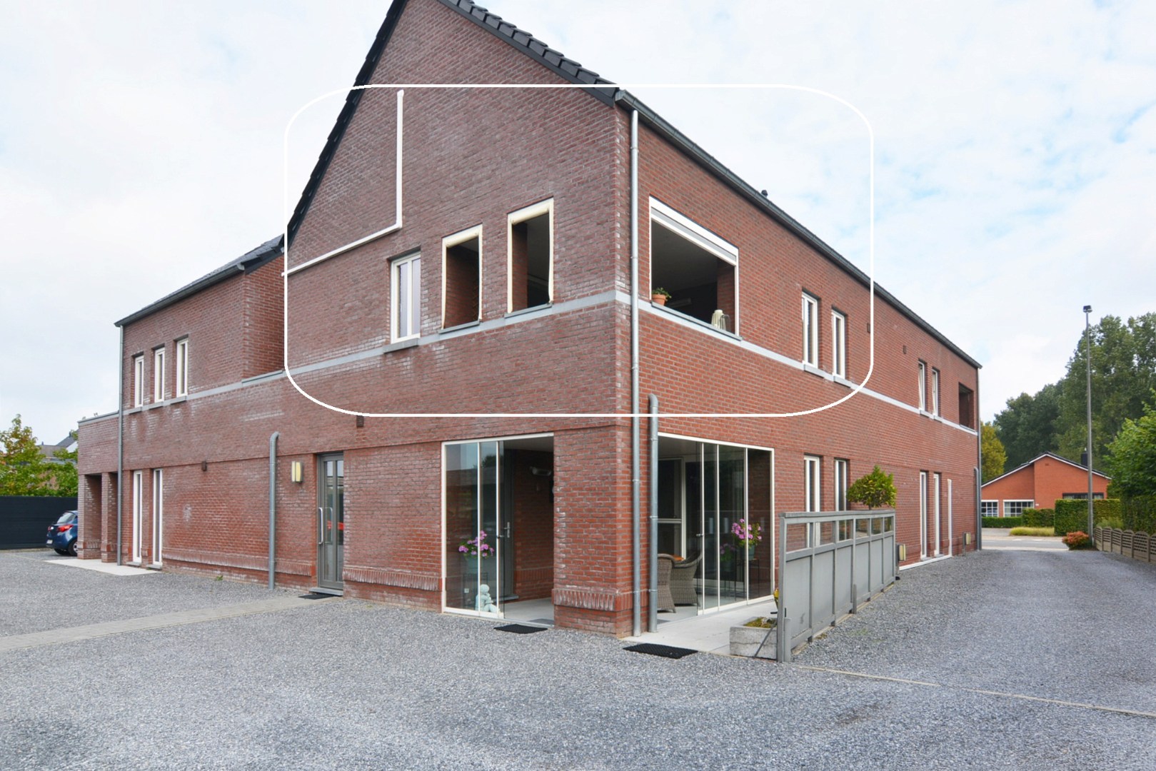 Energiezuinig duplex-appartement met 2 slpk, terras en carport met berging. 