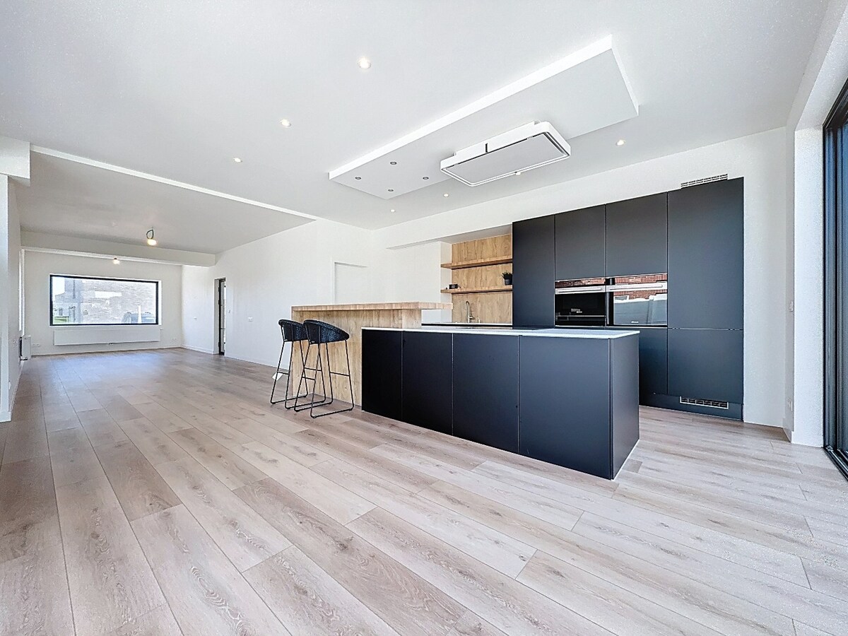 Knappe renovatie met ZW-tuin op gunstige locatie te Zottegem 