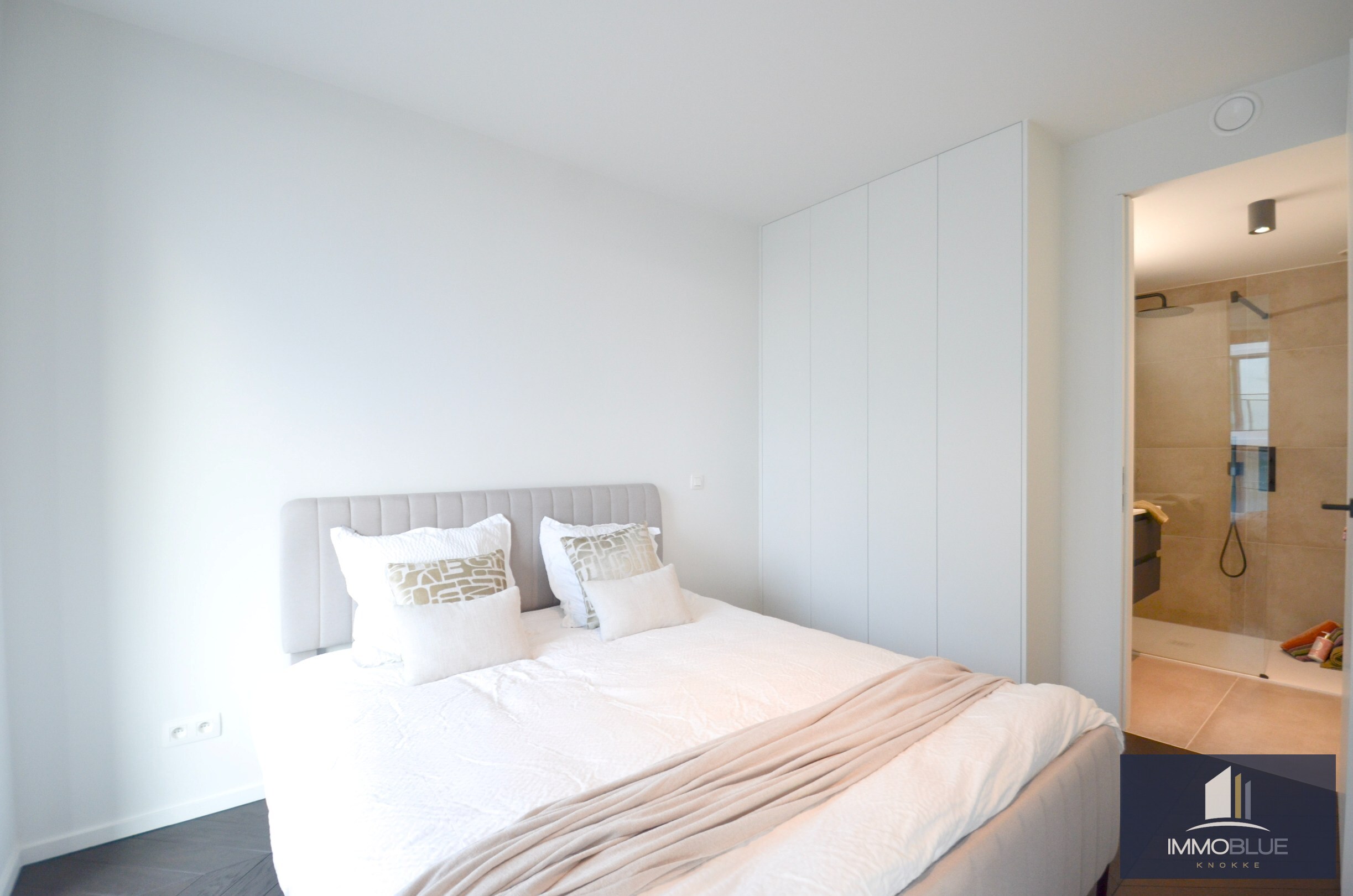 Appartement élégant avec spacieuse terrasse ensoleillée dans la résidence The Tower. 