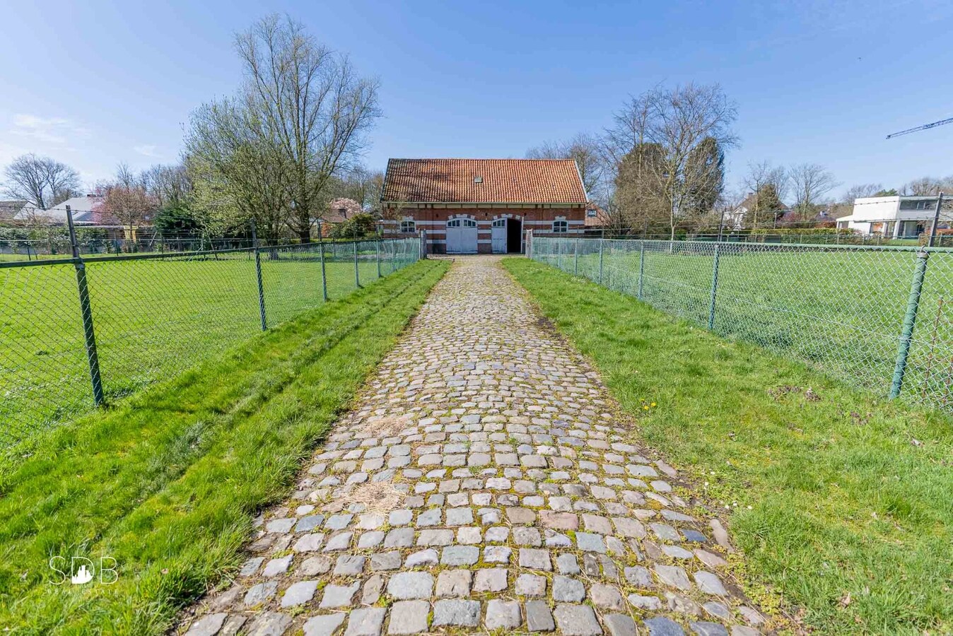 Stijlvolle villa met diverse bijgebouwen en graslanden op circa 3ha 