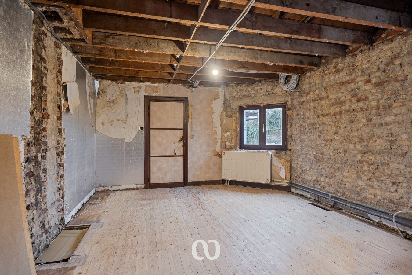 Gedeeltelijk gerenoveerde half open bebouwing met atelier 