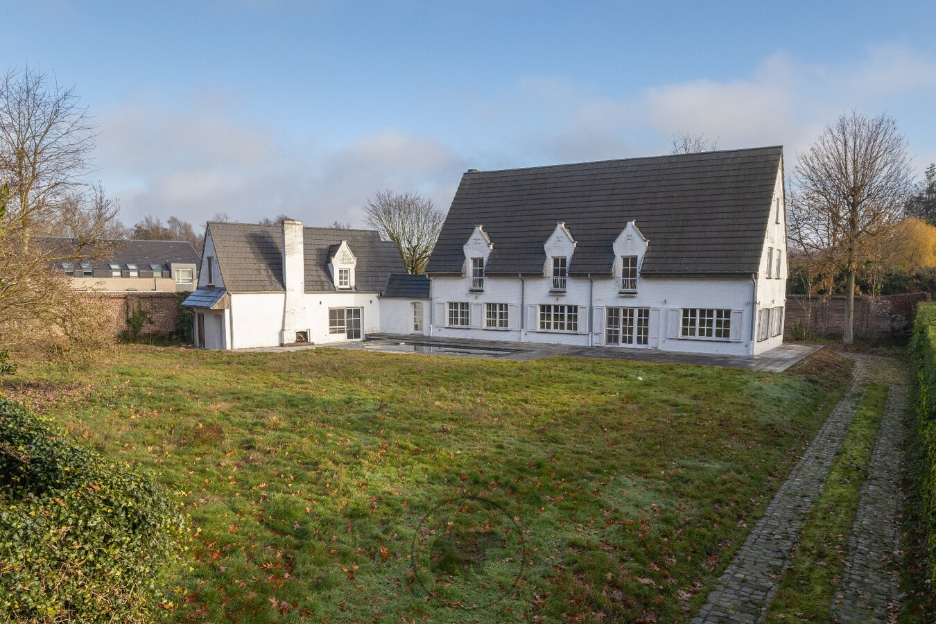 Op te frissen villa op residentiële droomlocatie 