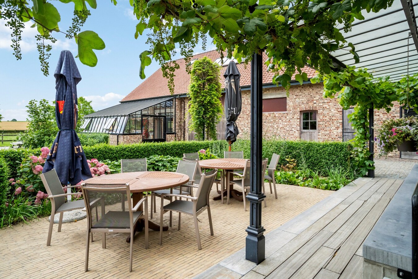Unieke vierkantshoeve op toplocatie in Heuvelland te koop! 