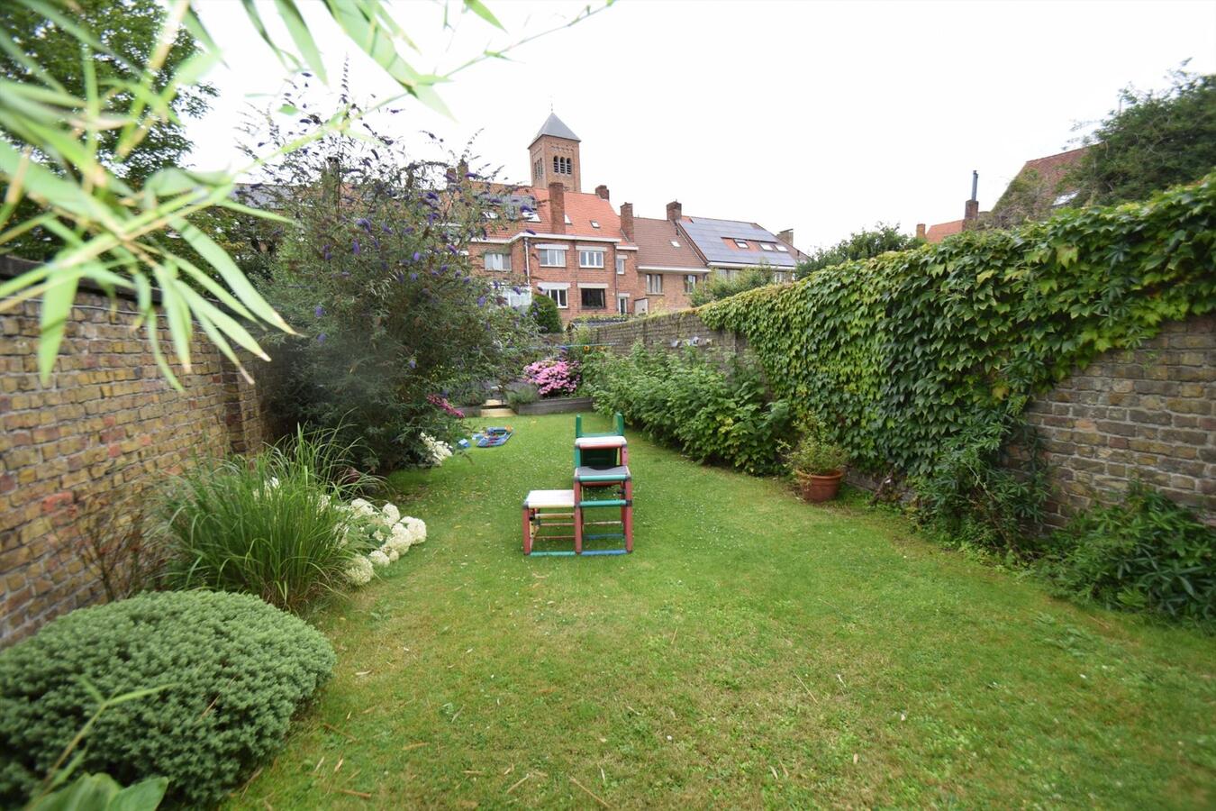 Kwalitatief gerenoveerde, ruime 4-slpk-woning met toffe stadstuin op Christus-Koning 