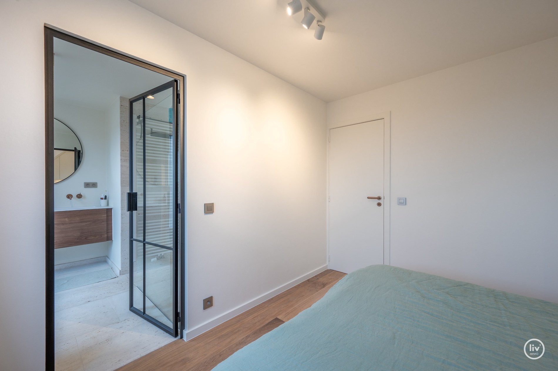 Magnifique appartement en duplex magnifiquement rénové, idéalement situé à proximité de l'église du Sacré-Cœur au cœur de Knokke. 