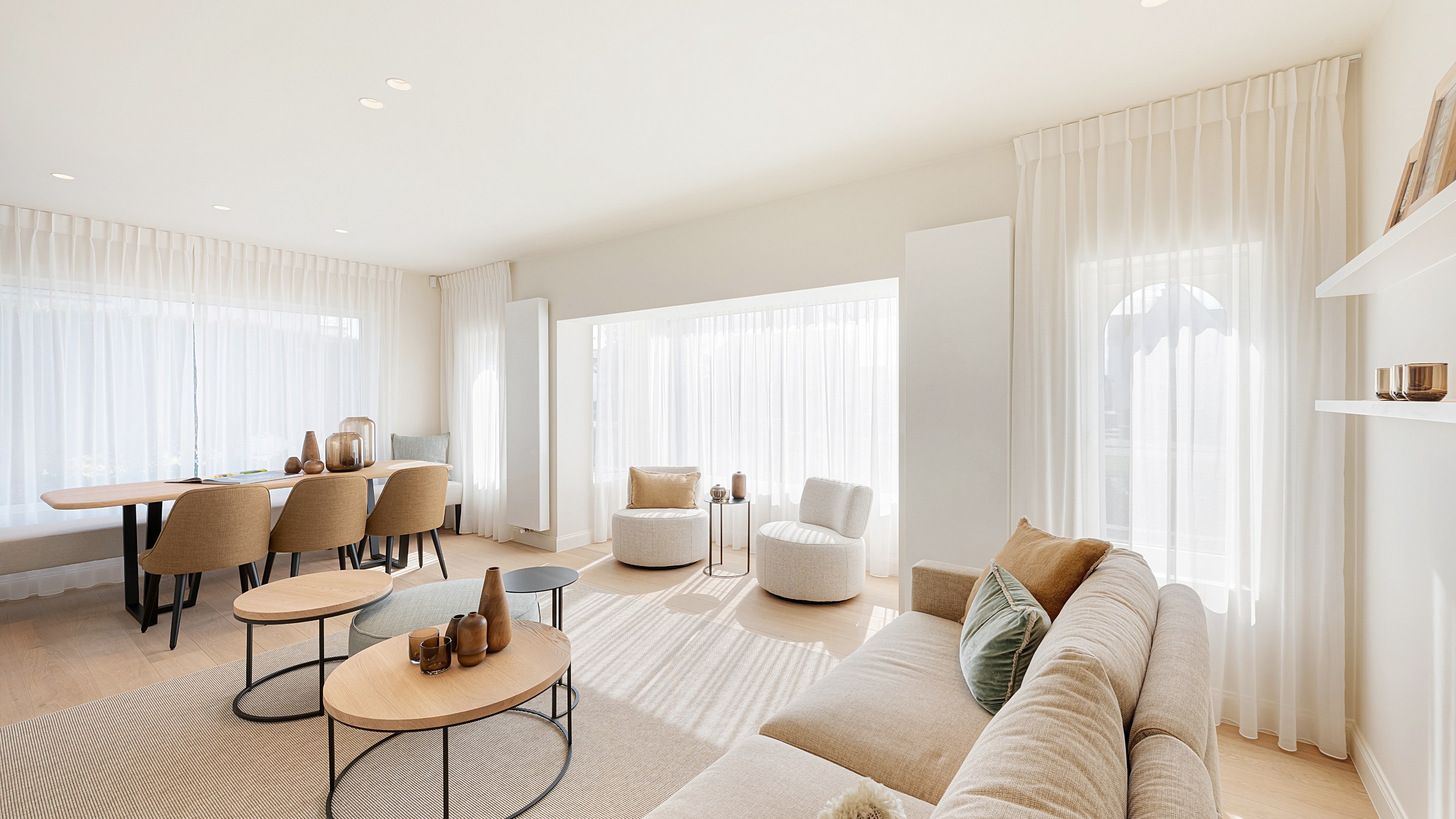 Op een uitmuntende locatie in Duinbergen, op wandelafstand van het strand en de duinen, bevindt zich deze prachtig en hoogwaardig gerenoveerde koppelvilla. 