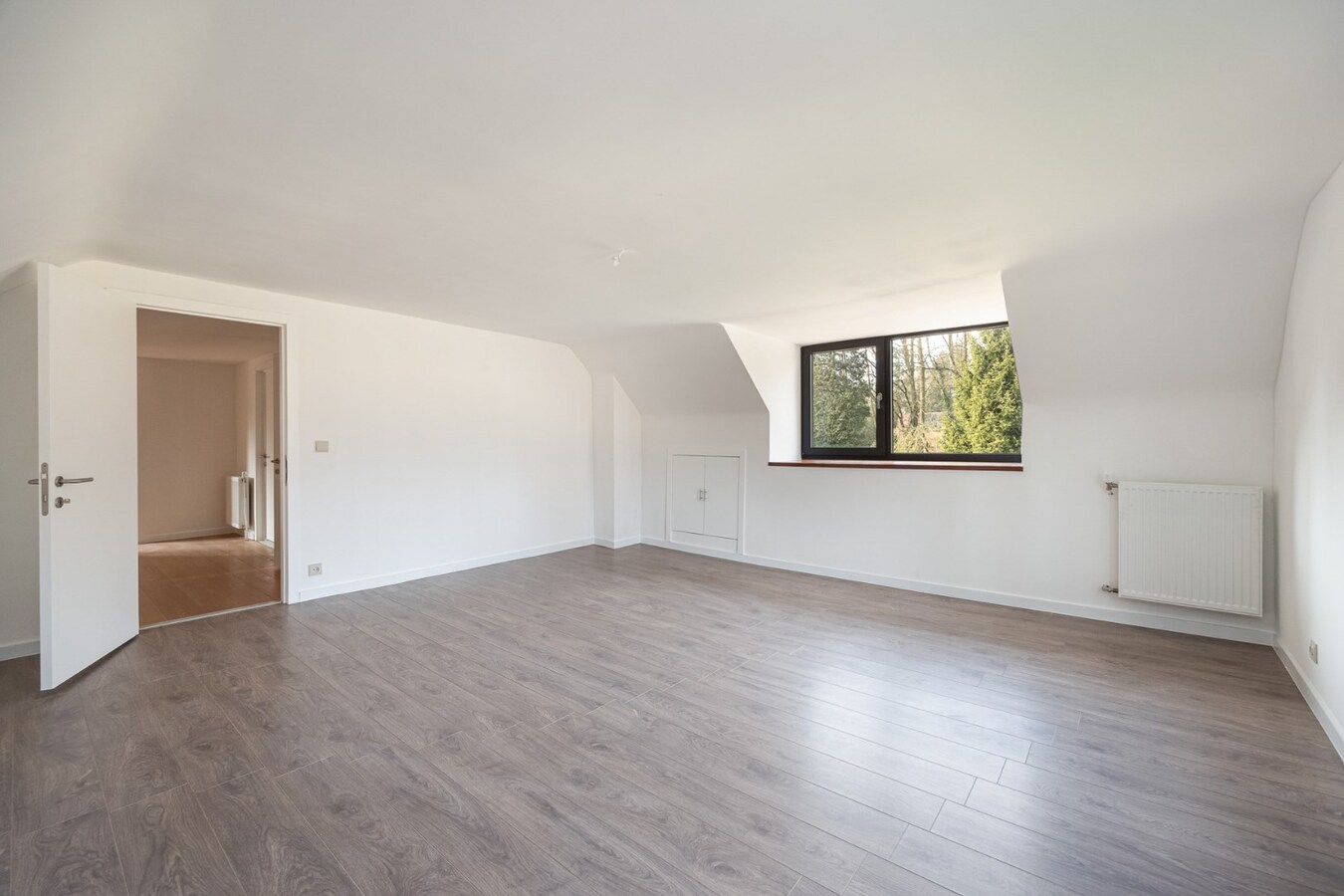 Landelijke, gerenoveerde woning met 4 slaapkamers op perceel van 2.322 m² 