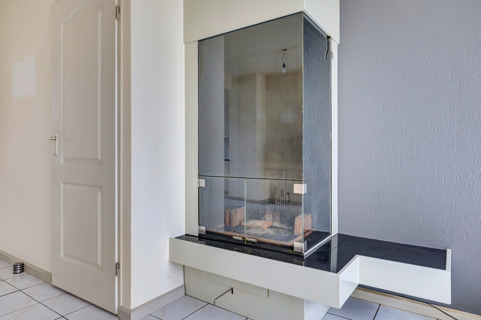 Ruime en lichte 2-onder-1-kap woning met parkeerplaats, garage, 3 slaapkamers, en zonnige tuin op het zuidwesten direct aan het water 