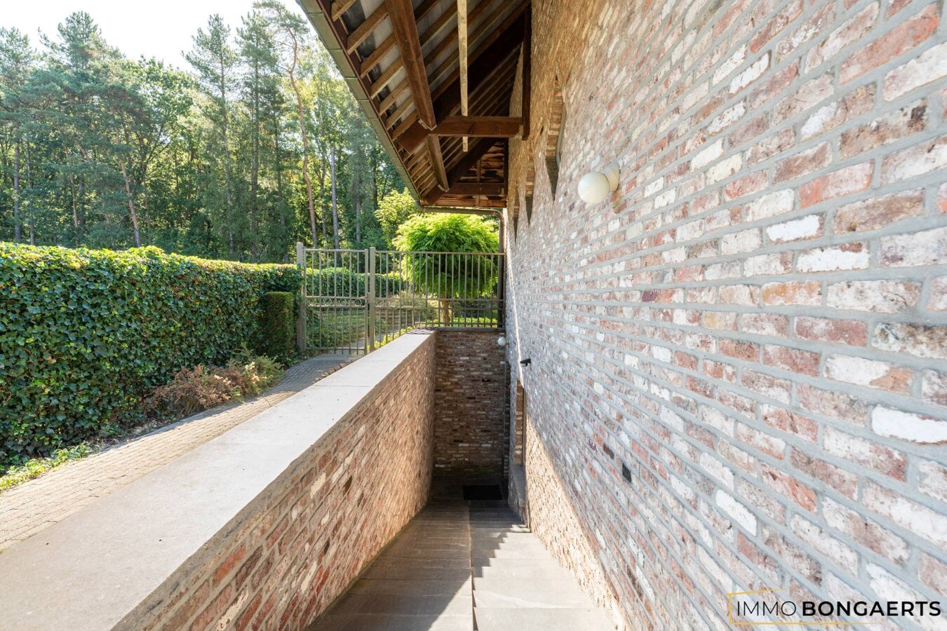 Bijzonder ruime woning op een uitzonderlijk perceel van maar liefst 16 are 
