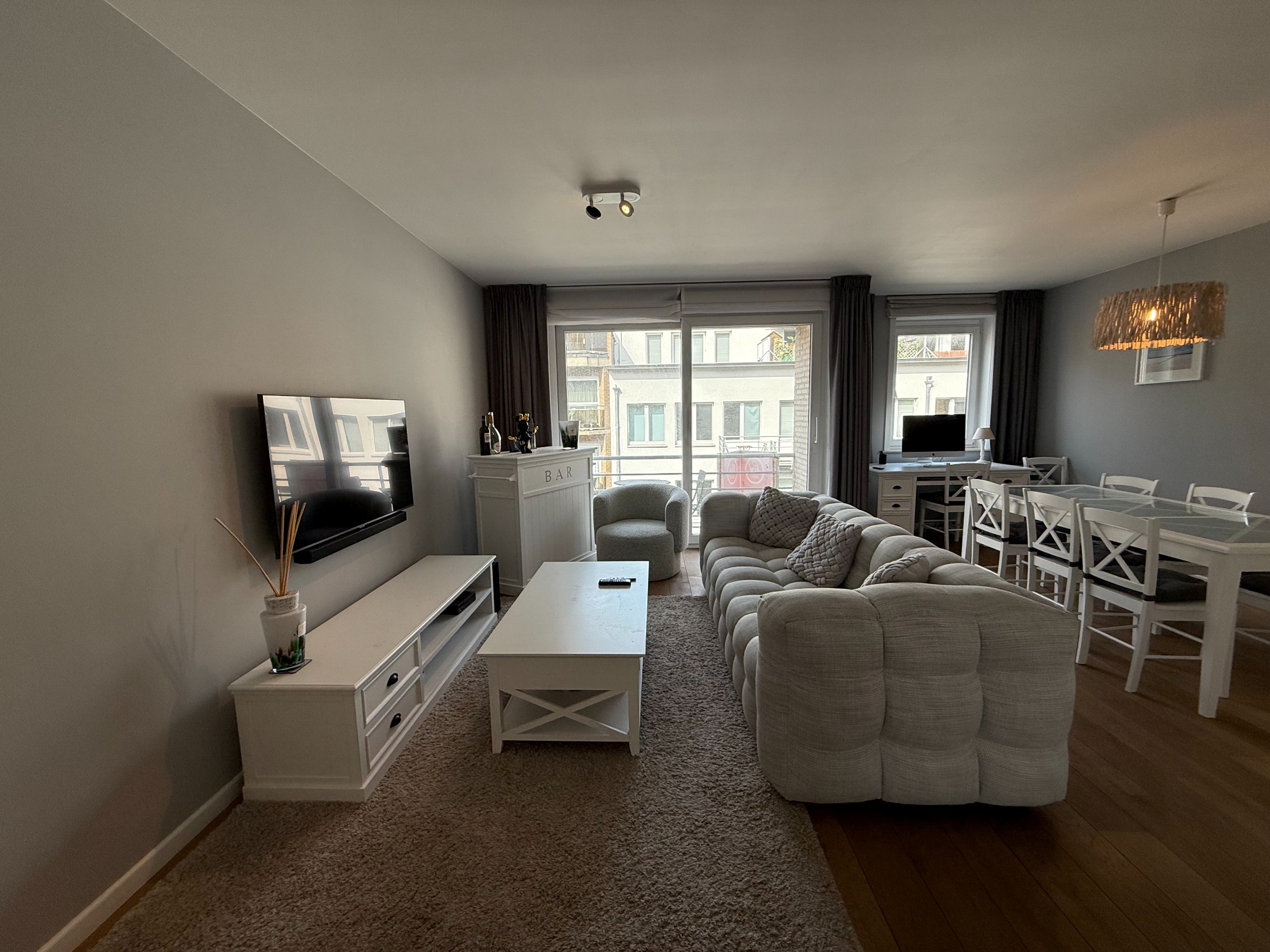 MEUBLÉ - Appartement récemment rénové et bien fini de 2 chambres à coucher, situé de manière centrale sur l'avenue Bayaux à Knokke. 