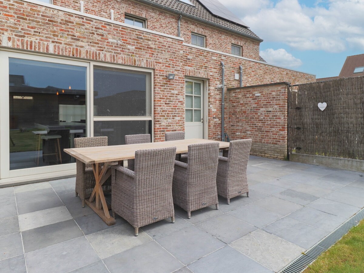Instapklare recente woning met garage te koop in Heule ! 