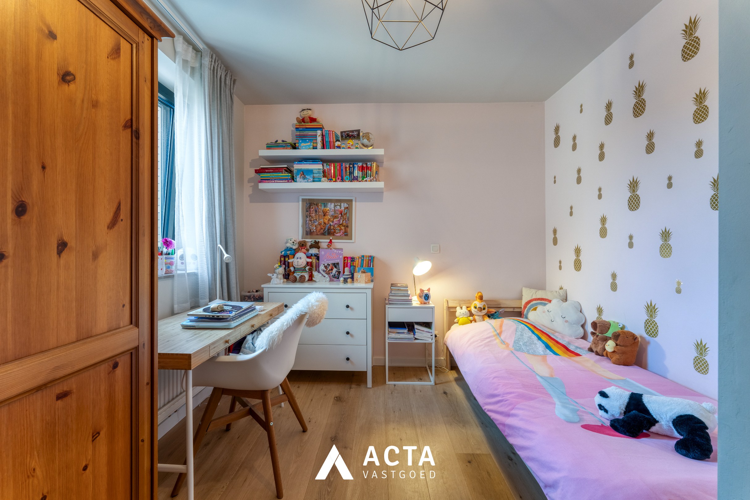 Instapklare halfopen gezinswoning in Baanhof in Oostende 