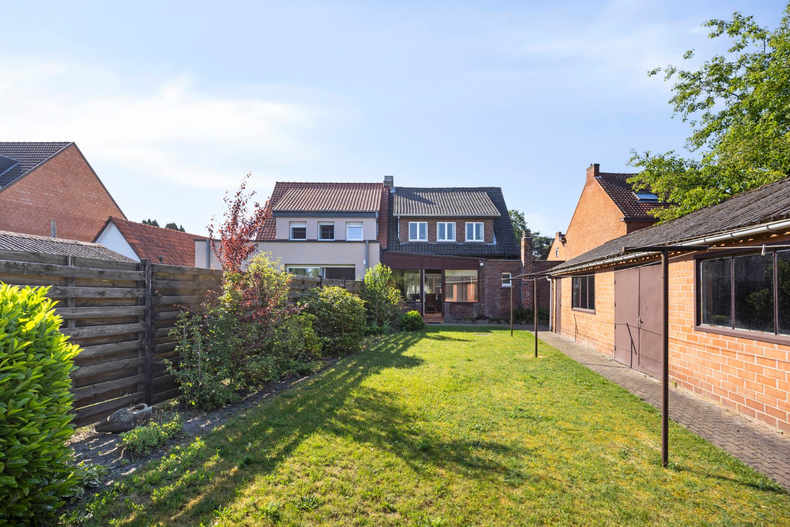 Halfopen bebouwing met 3 slpk., ruime tuin en garage in Mol 