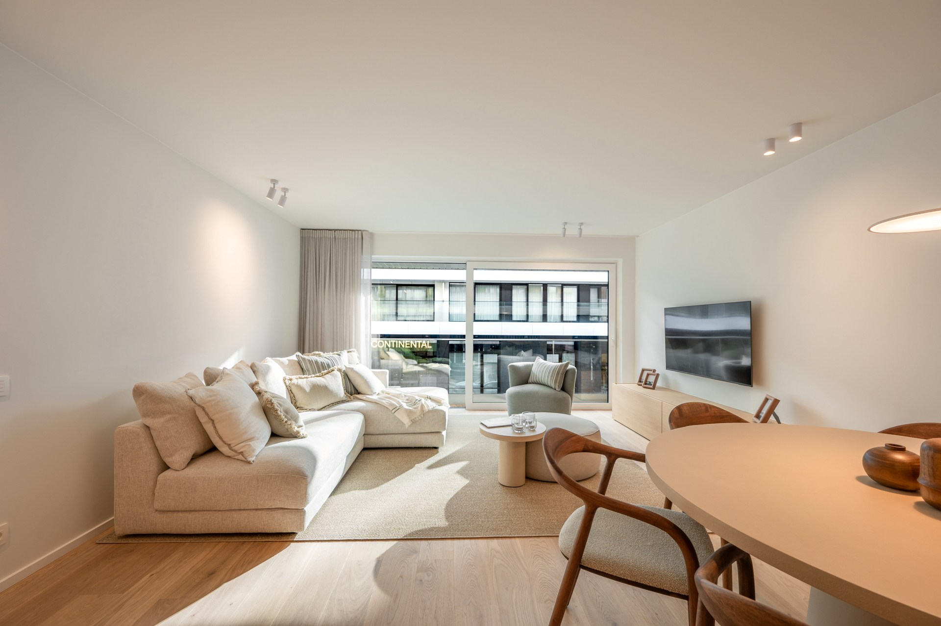 Exclusief gerenoveerd appartement met 3 slaapkamers te koop vlak bij het Albertstrand en het Lichtorenplein. 