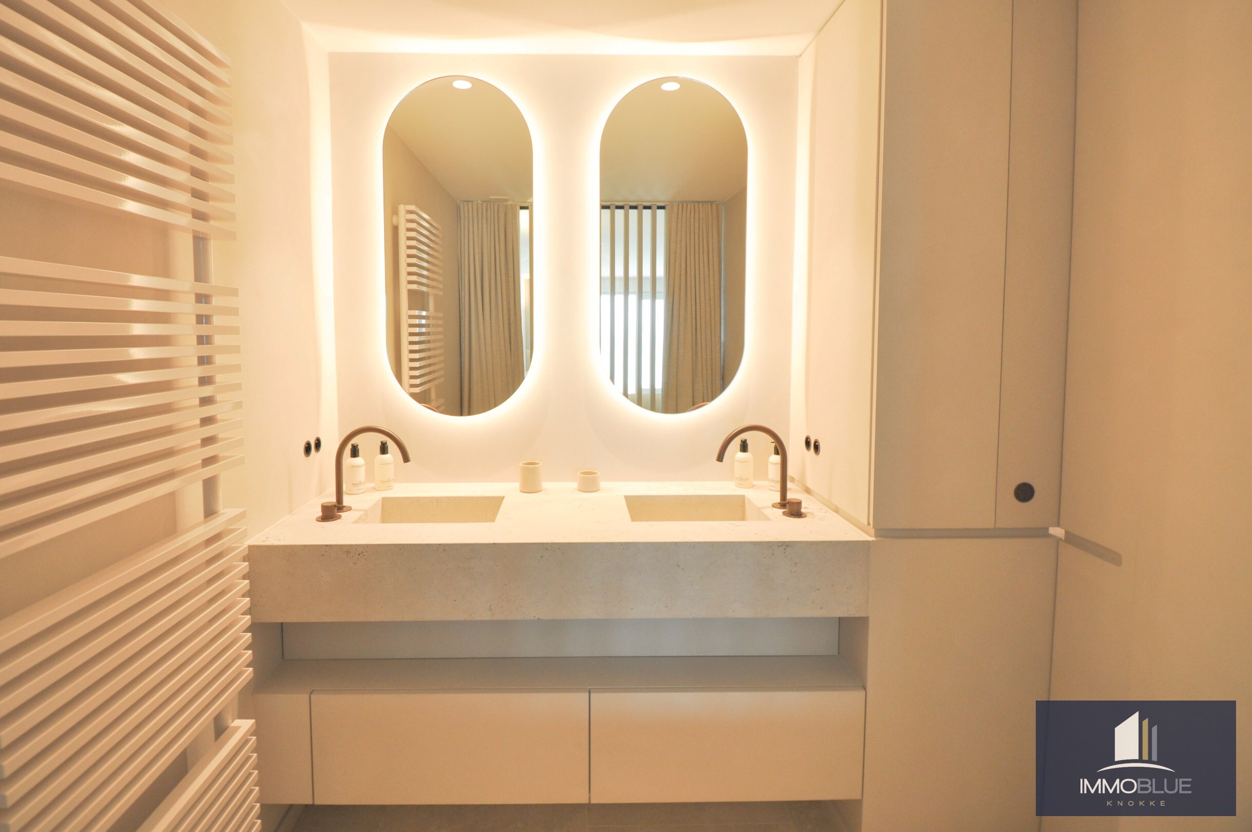 Appartement exceptionnel avec vue frontale sur la mer et une façade d’environ 11,5 mètres, situé au Zoute. 