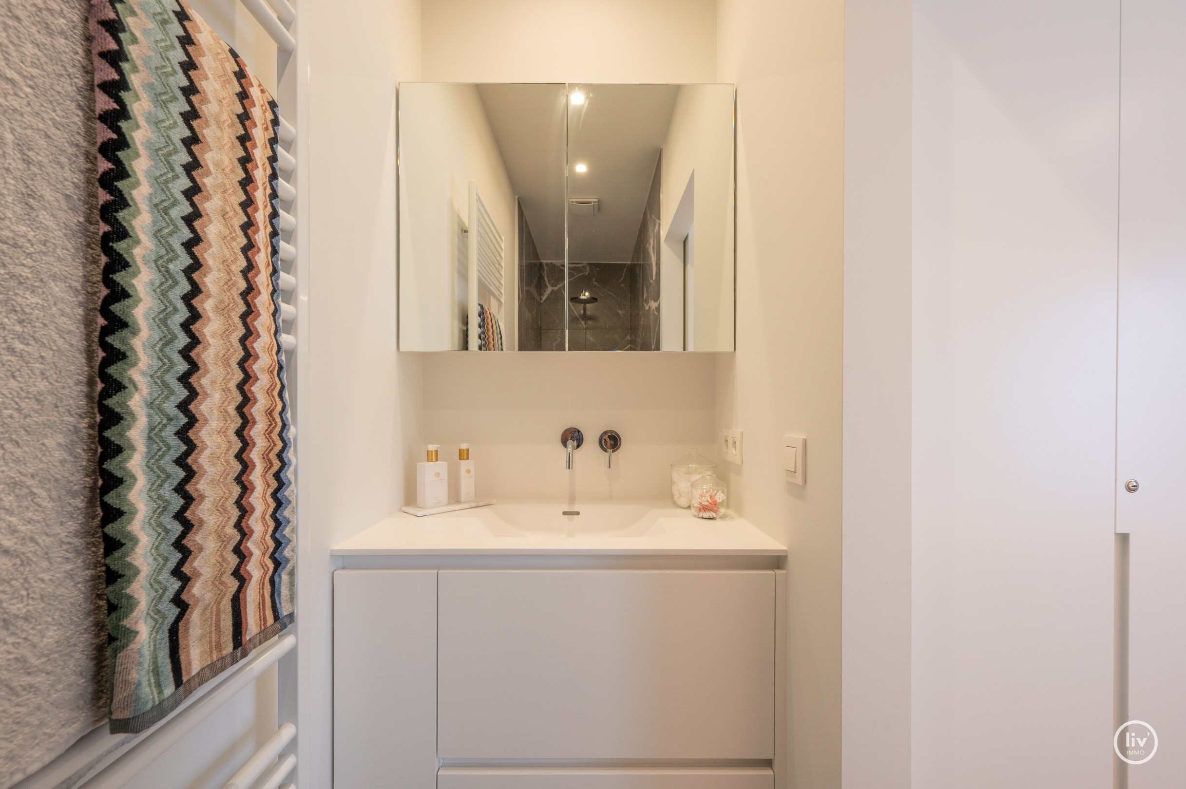 Recent gerenoveerd hoekappartement in een villaresidentie op enkele passen van de zee 