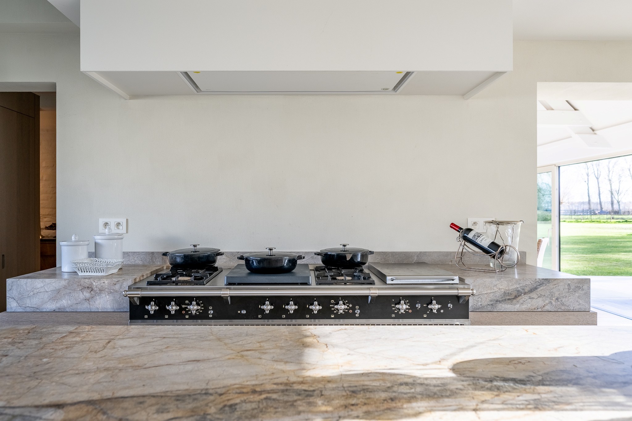 Uitzonderlijk gerenoveerde Hoeve met bijhuis op een domein van 1,5 hectare 