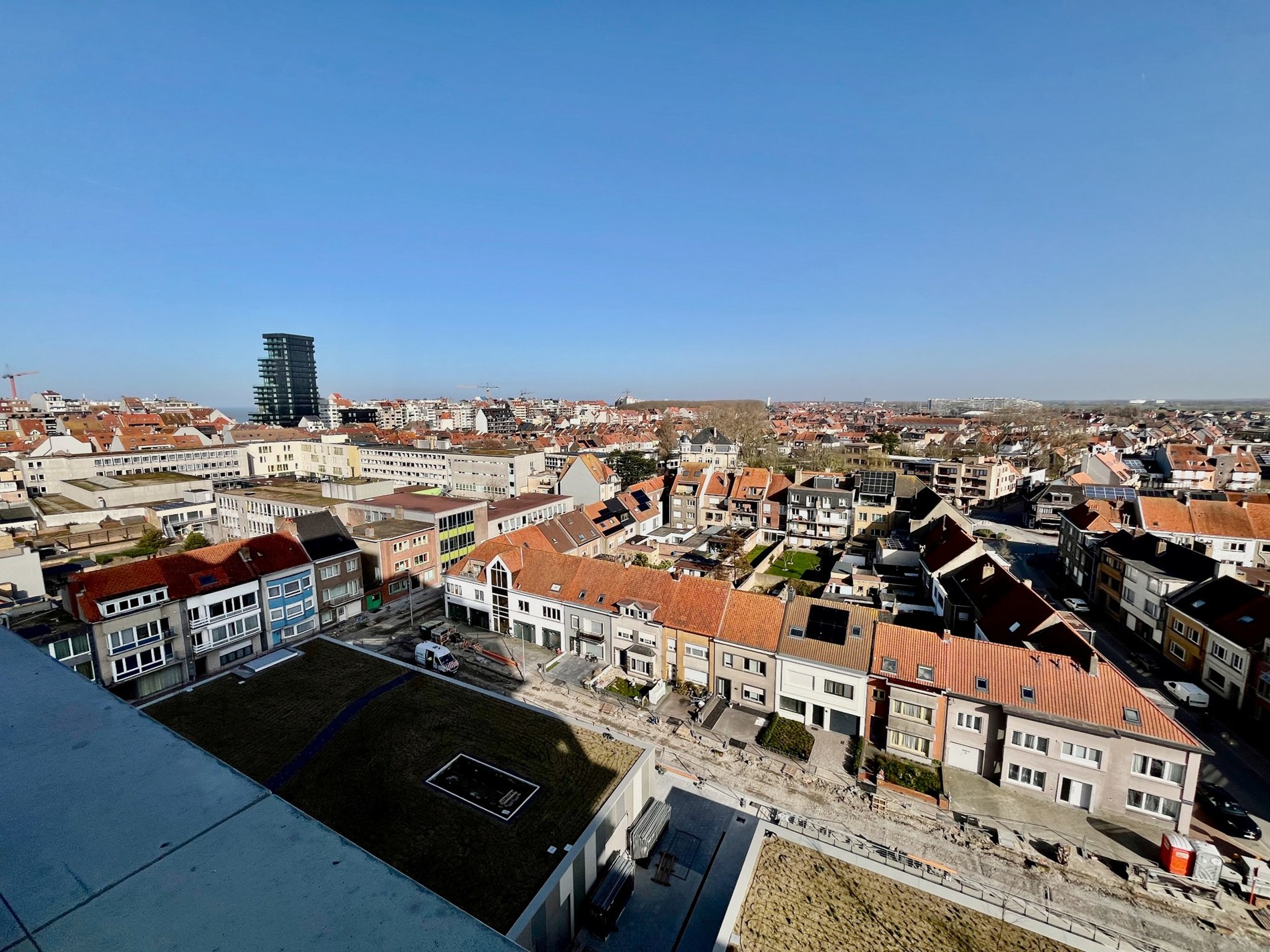 Non-meublé: Appartement de 2 pièces, situé au centre, à la Résidence Hoos avec vue latérale sur la mer. 