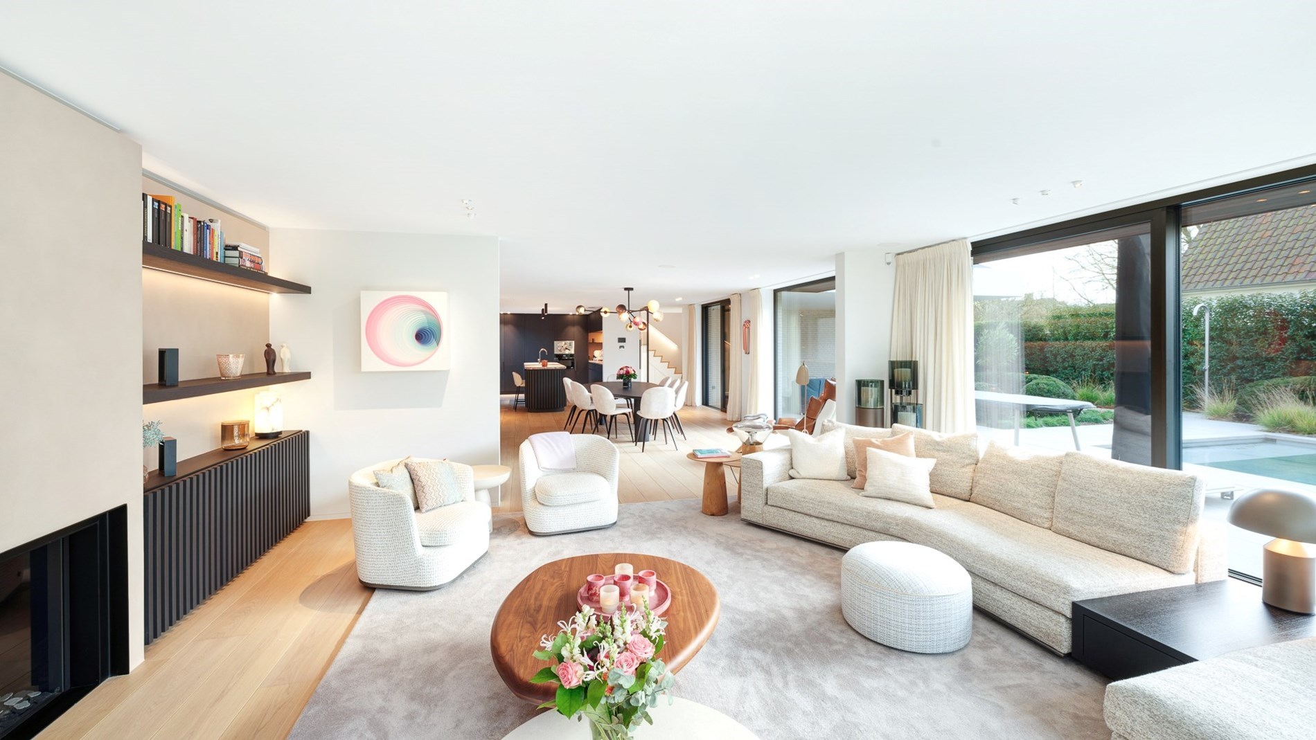 Prachtig vernieuwde villa rustig gelegen tussen Knokke centrum en Het Zoute met een perfecte Zuid-West oriëntatie. 