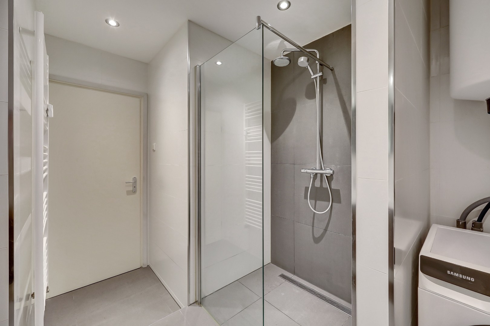 Instapklaar 2-kamer appartement op de 6e verdieping met moderne keuken en badkamer, balkon, berging in de onderbouw en gelegen op eigen grond. 