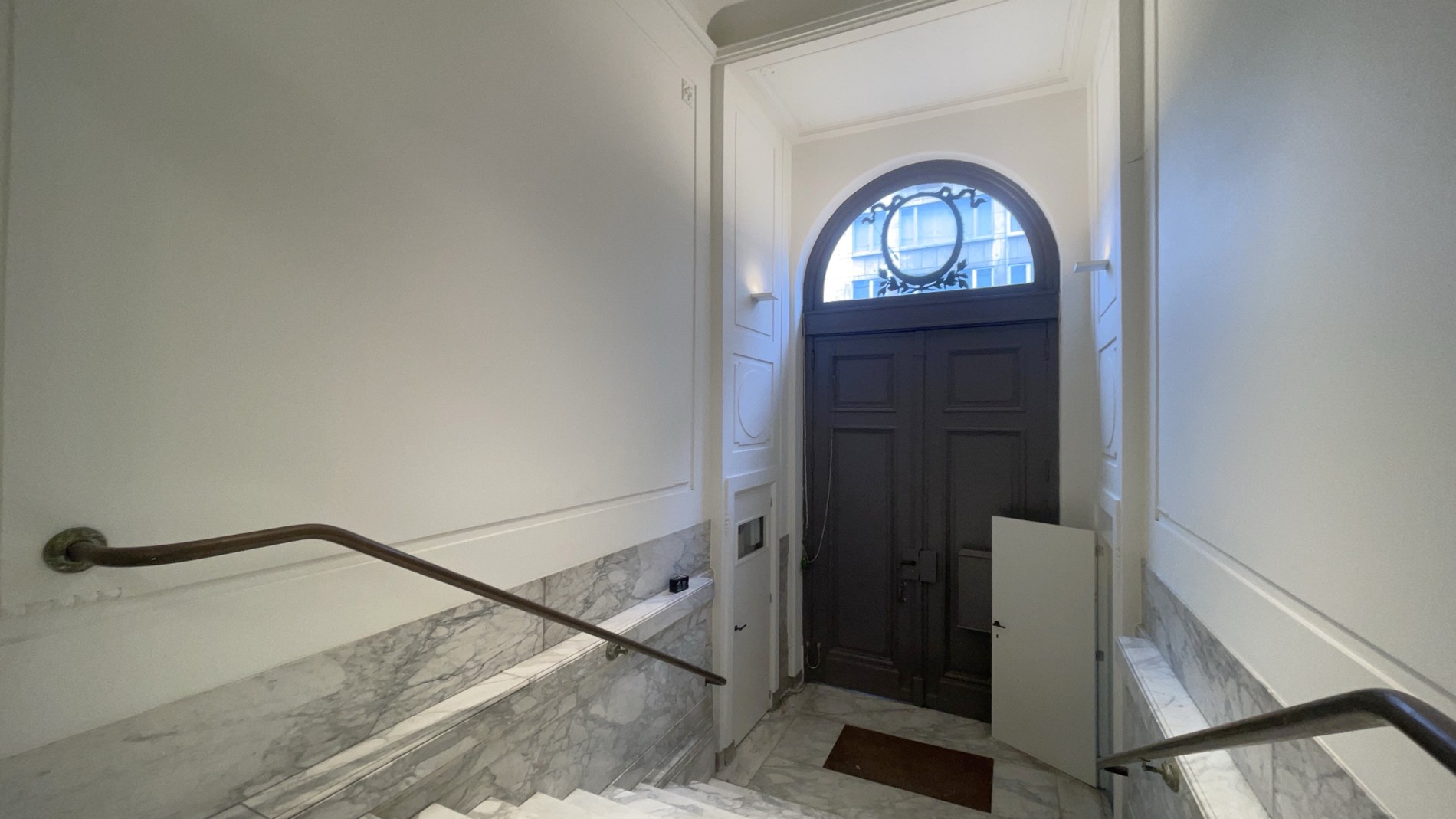 Exclusief kantoorgebouw te huur dichtbij de Leien in Antwerpen