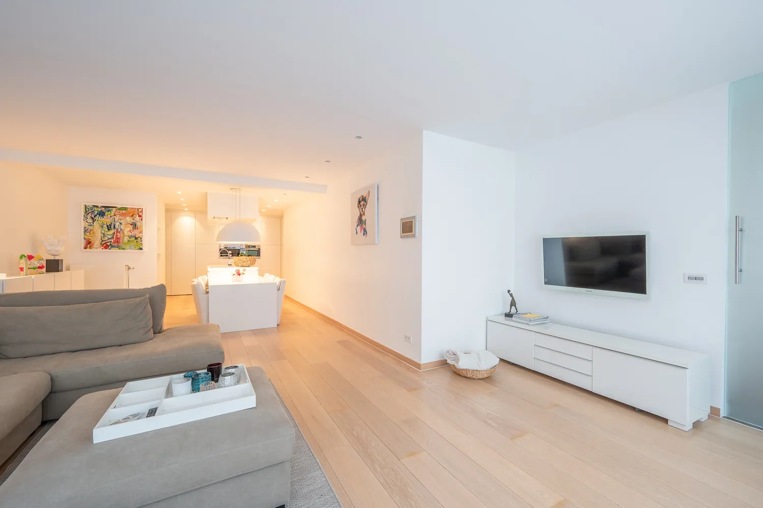 Ruim en uitzonderlijk gelijkvloersappartement inclusief 4 staanplaatsen gelegen op wandelafstand van de Lippenslaan en de zeedijk.