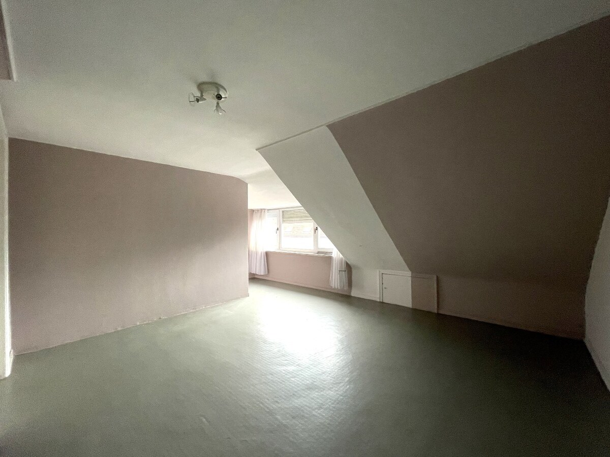 Stevige half-open bebouwing met 3 slaapkamers, tuin en garage te Moorslede 