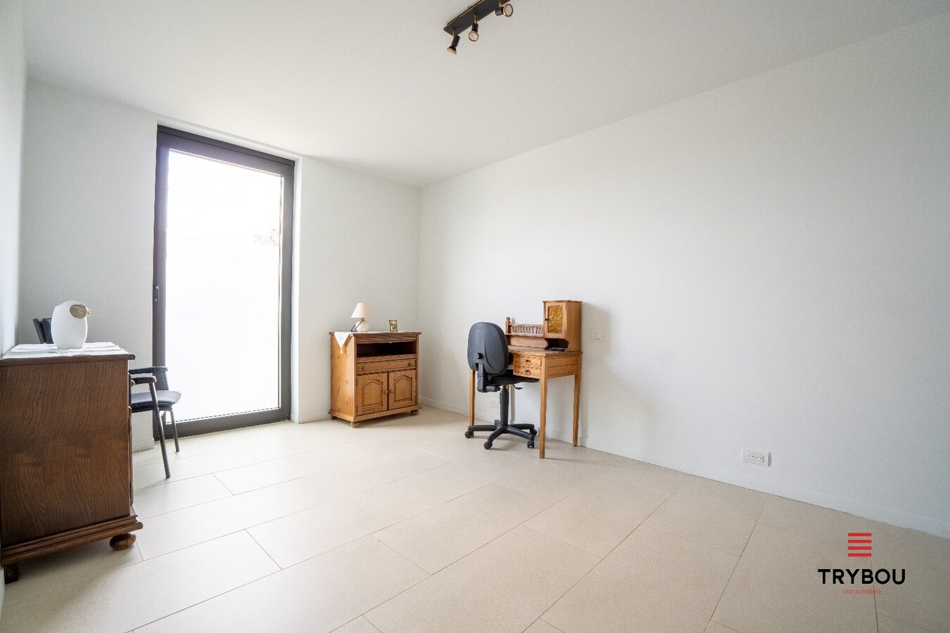 Appartement met 3 slaapkamers, garage en 2 staanplaatsen in Houthulst! 