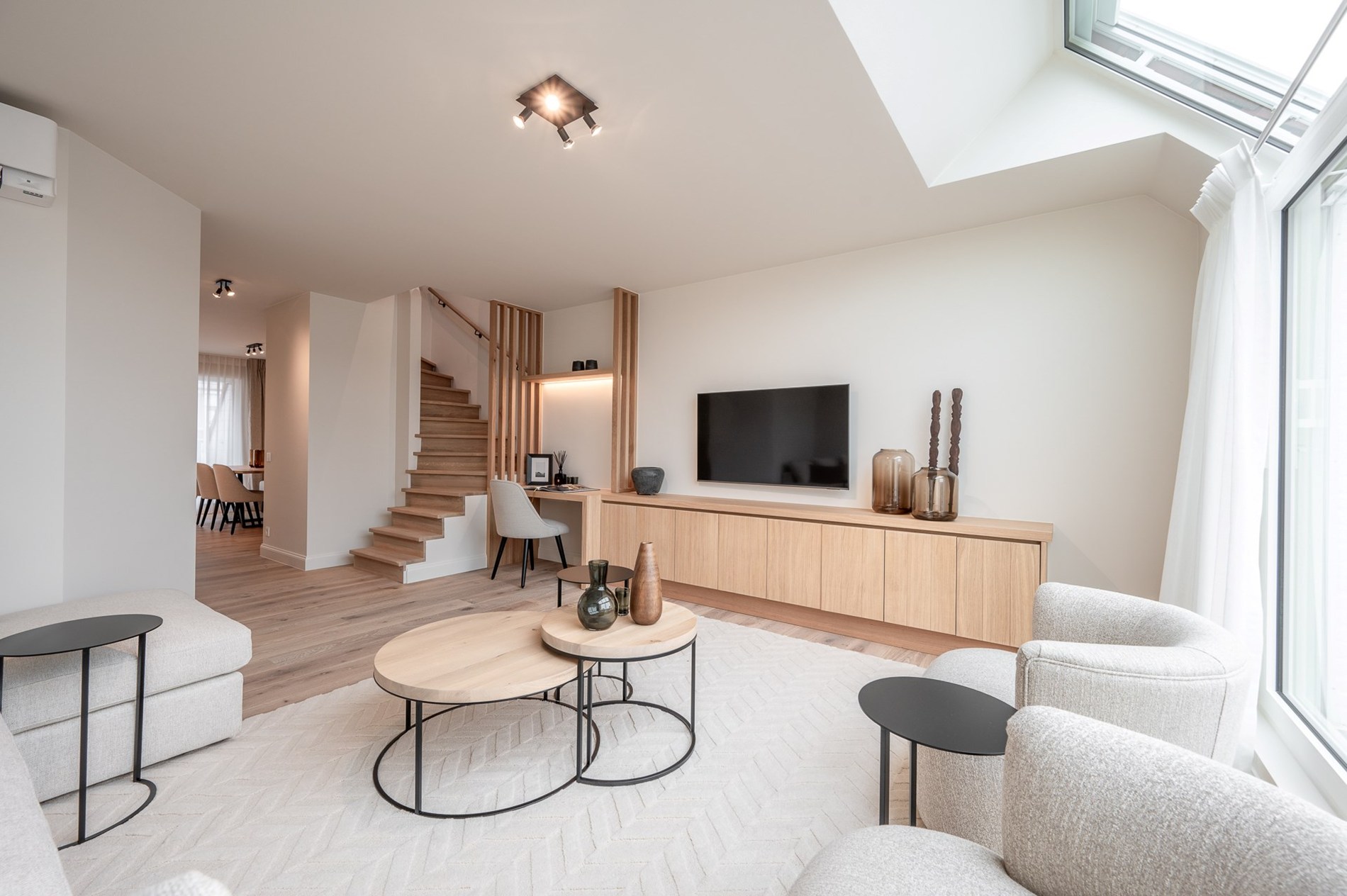 et strand.Magnifique appartement en duplex magnifiquement rénové avec vue latérale sur la mer, 2 chambres à coucher complètes, 2 grandes terrasses et un niveau de finition exceptionnel, situé à quelqu 