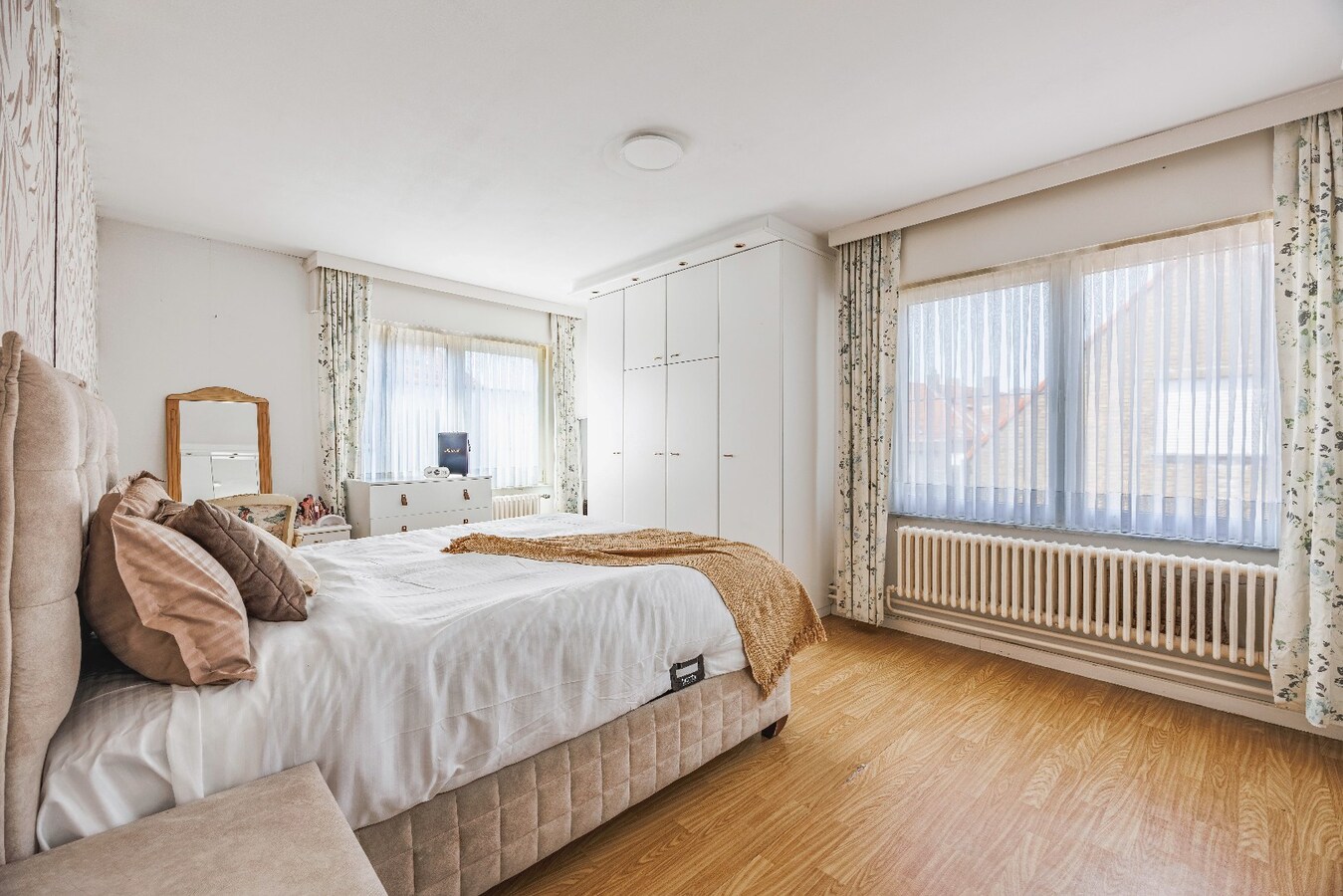 Instapklare, lichtrijke bel-etage woning met ruime garage en terras op centrale ligging 