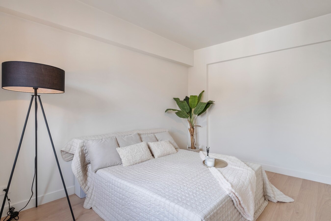 Prachtig 2-slaapkamer appartement (100m2)  met terras en garage te Kortrijk ! 