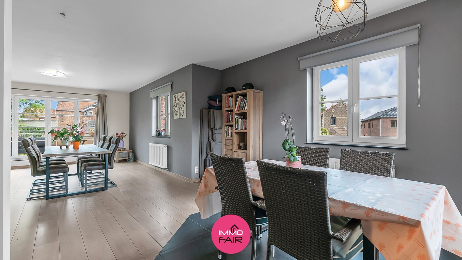 Ruim duplex appartement met privatief terras en garage in Hees 