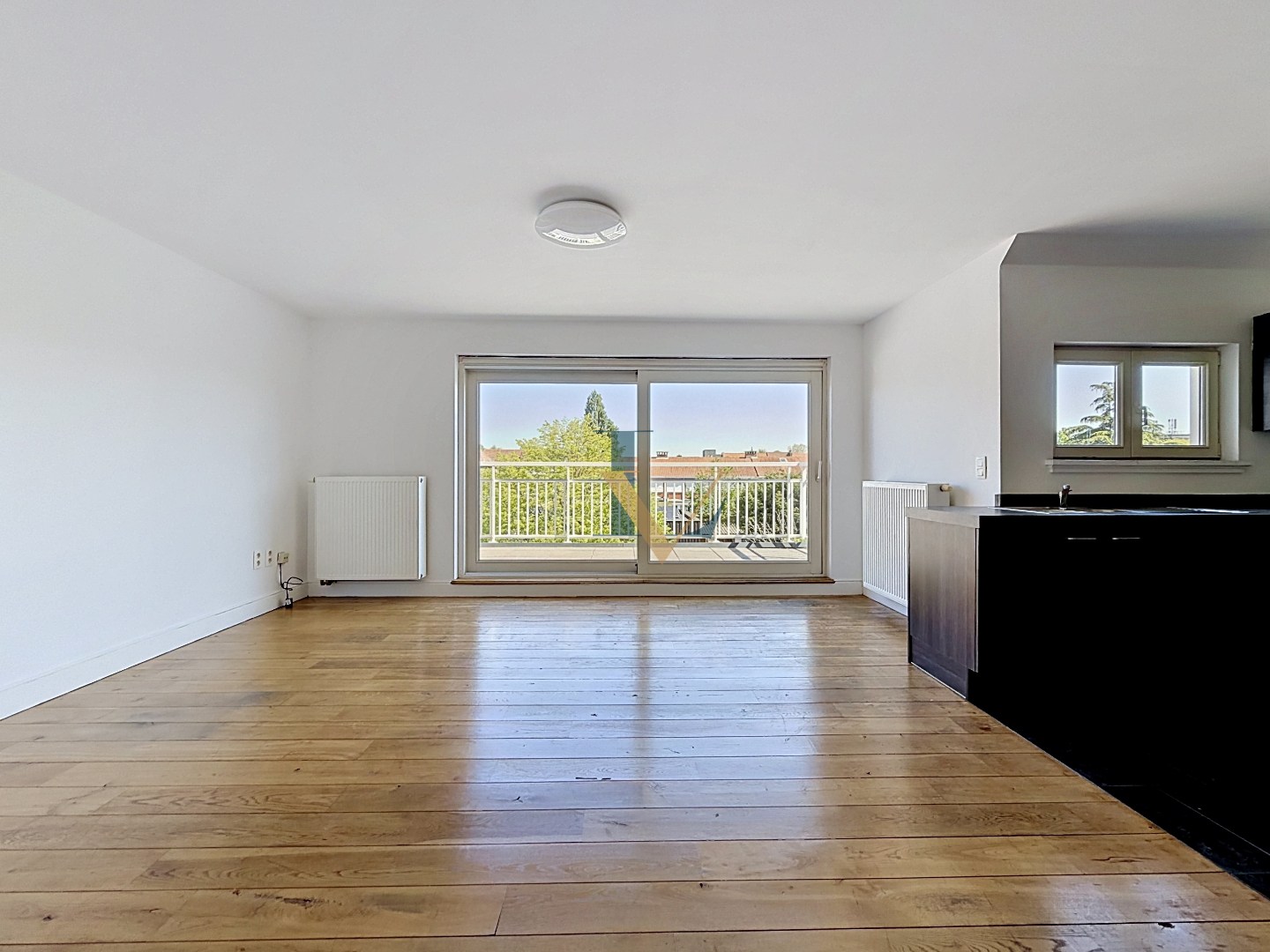 Instapklaar duplex appartement met 2 slpk. en 2 bdks. en mooi terras. 