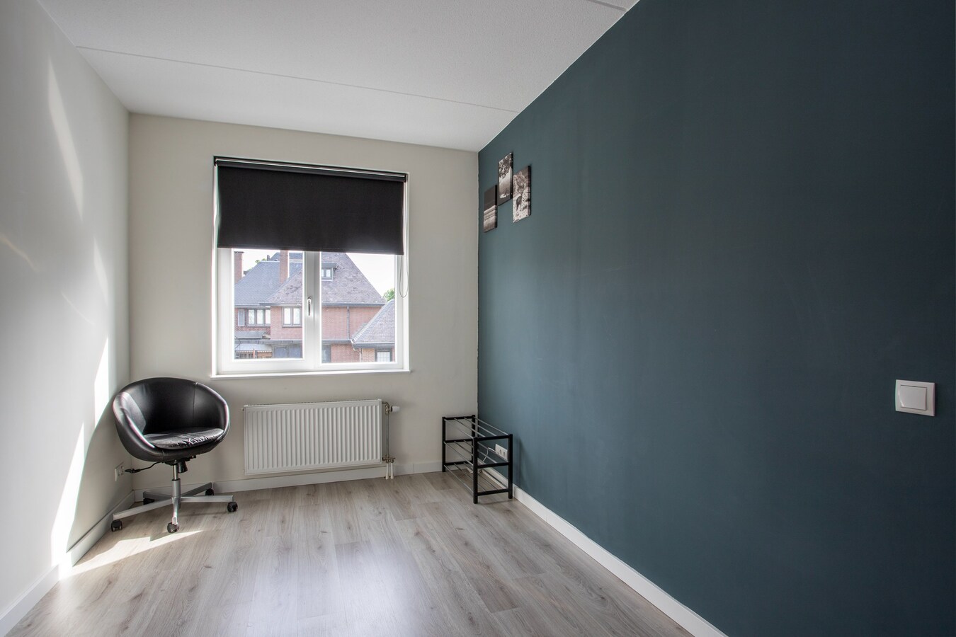 Nagenoeg nieuwe, netjes afgewerkte tussenwoning op 112 m² met berging, overkapping en een vrije achterom. 