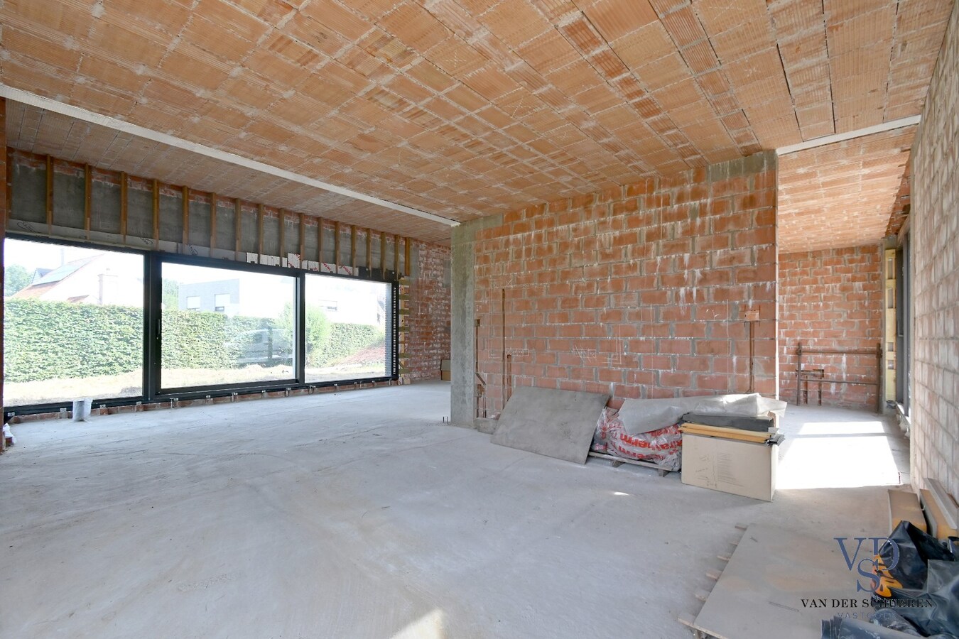 Eigentijdse woning (nog af te werken) te Vurste. 