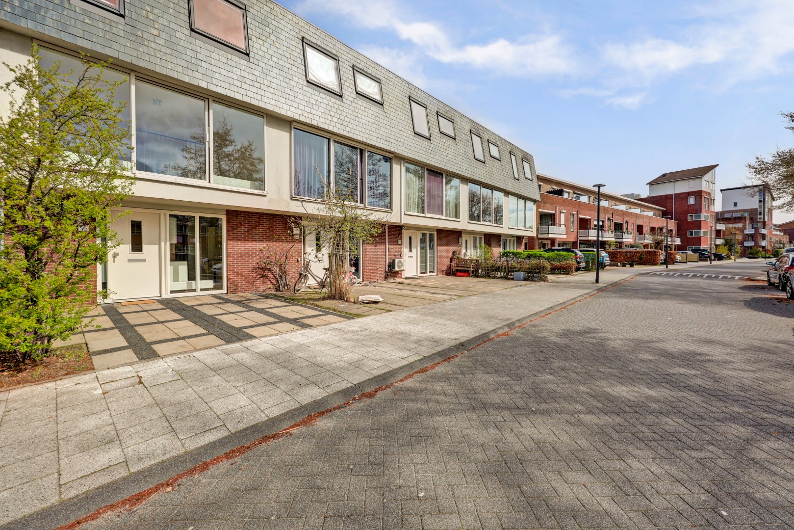 Energiezuinige (A-label) en instapklare 6-kamer tussenwoning met lichte woonkamer, moderne keuken, vijf slaapkamers, zonnige onderhoudsvriendelijke tuin met achterom en gelegen op eigen grond. 